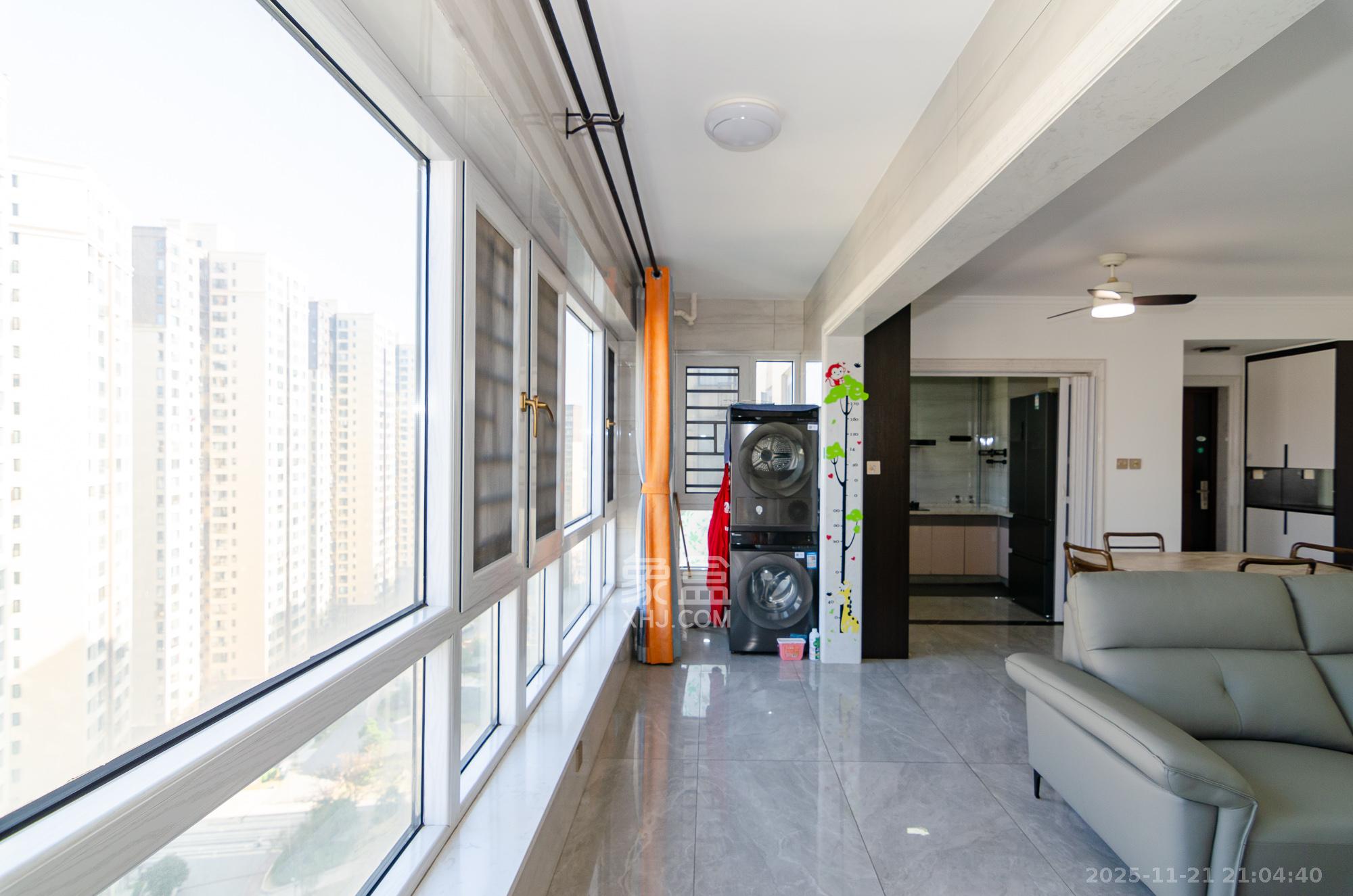 中粮鸿云 3室2厅2卫 81.8万 中粮鸿云 3室2厅2卫 81.8万阳台