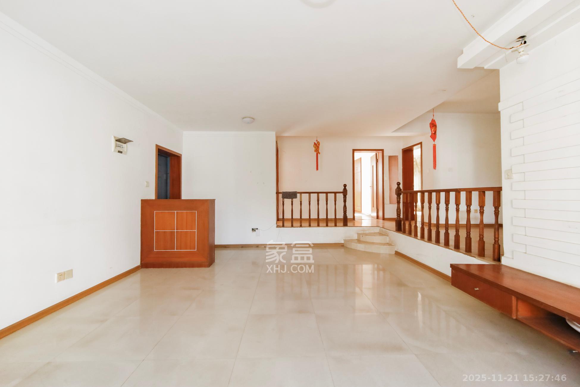 景湾小区（井湾小区）  3室2厅2卫    72.0万客厅