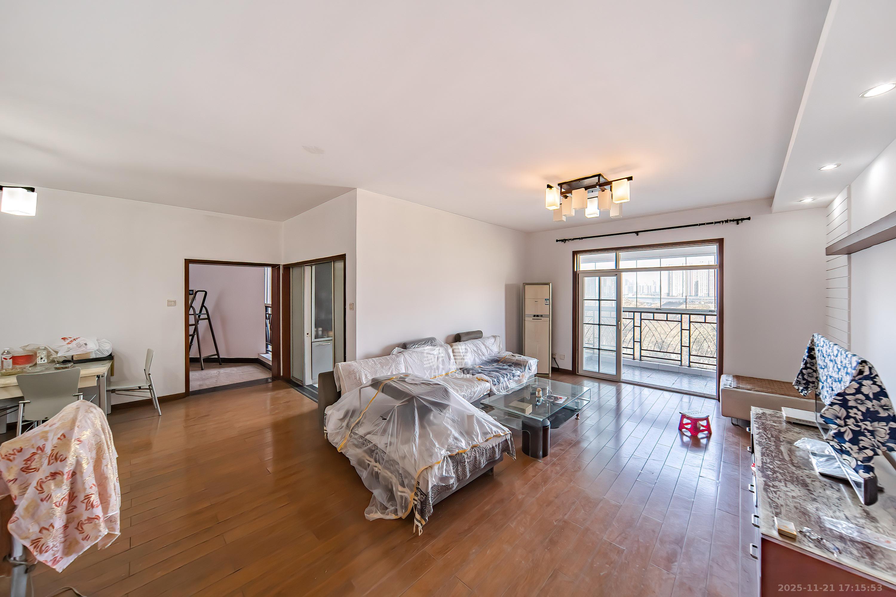 左岸春天 3室2厅2卫 98.0万 左岸春天 3室2厅2卫 98.0万客厅