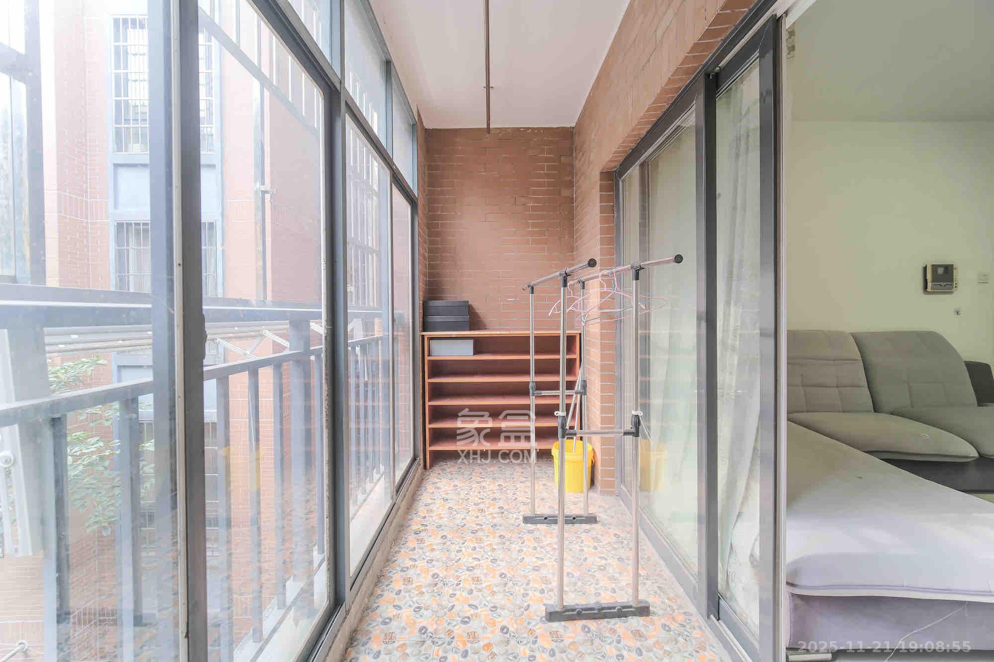 山水湾 2室2厅1卫 1600.0元/月 山水湾 2室2厅1卫 1600.0元/月室内图