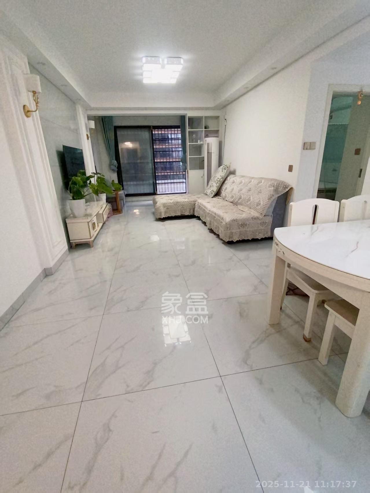 新城国际花都  3室2厅2卫    1800.0元/月室内图