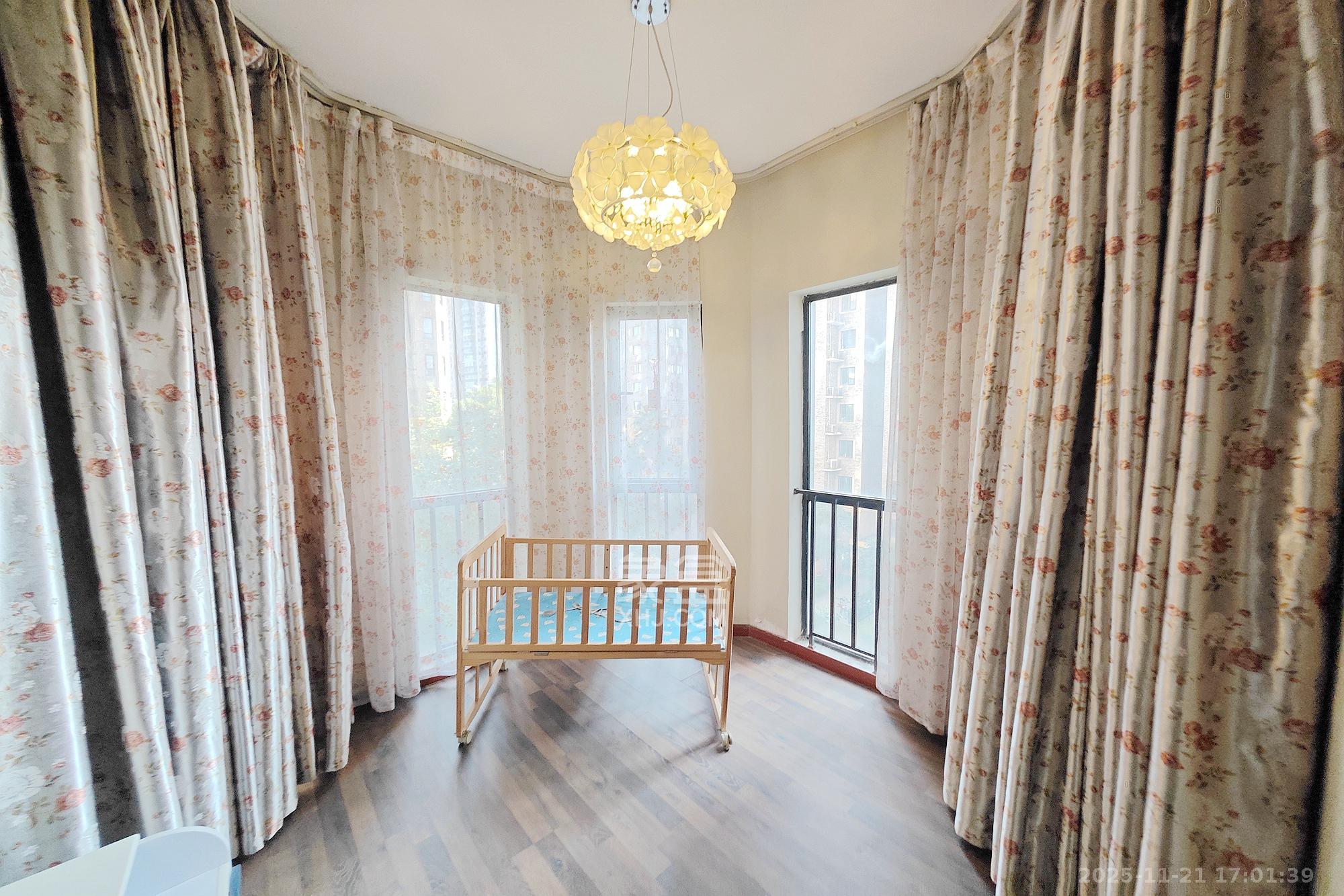 锦绣世纪  3室2厅2卫    129.8万阳台