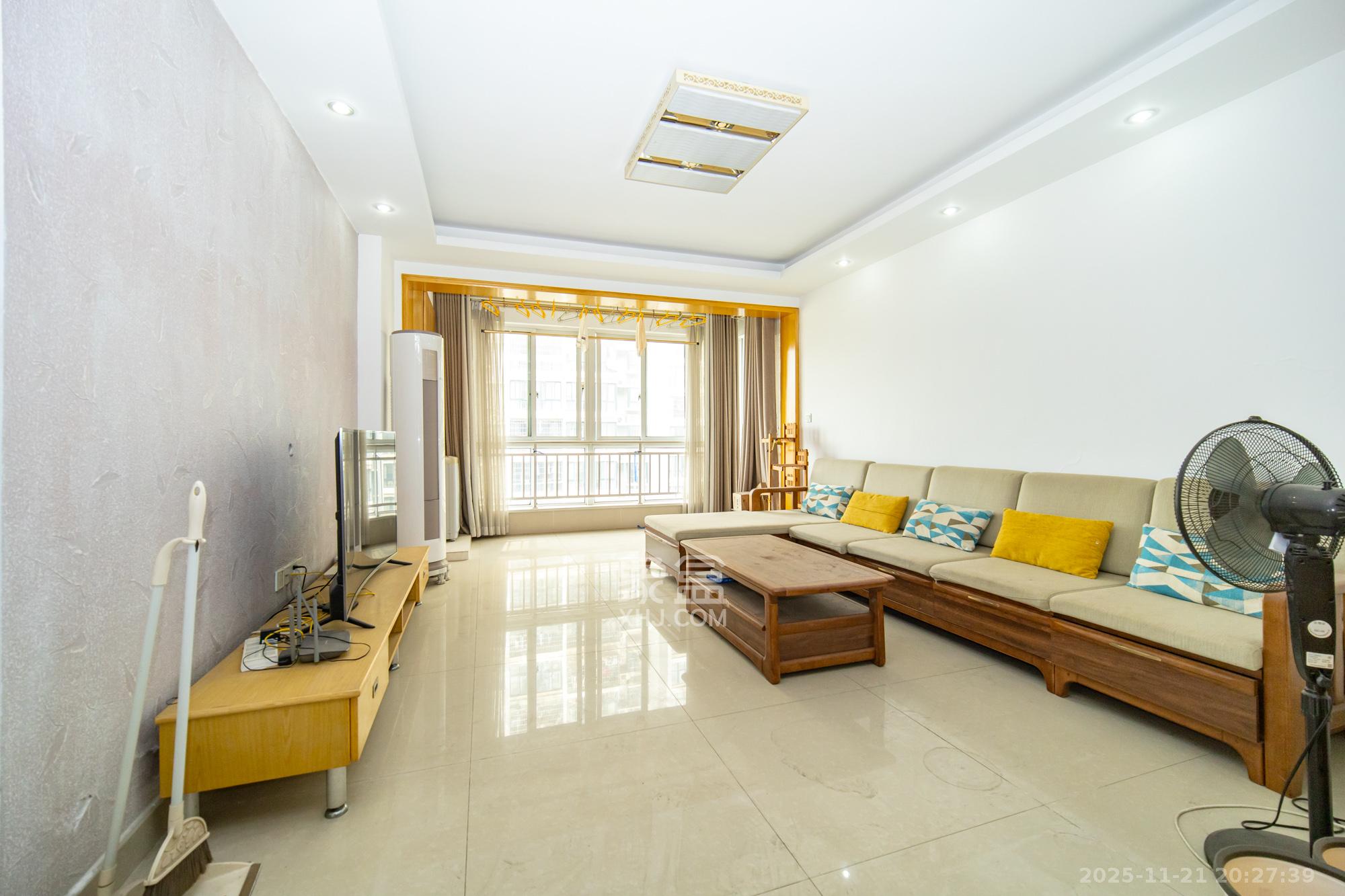 时代星城 3室2厅2卫 61.0万 时代星城 3室2厅2卫 61.0万客厅