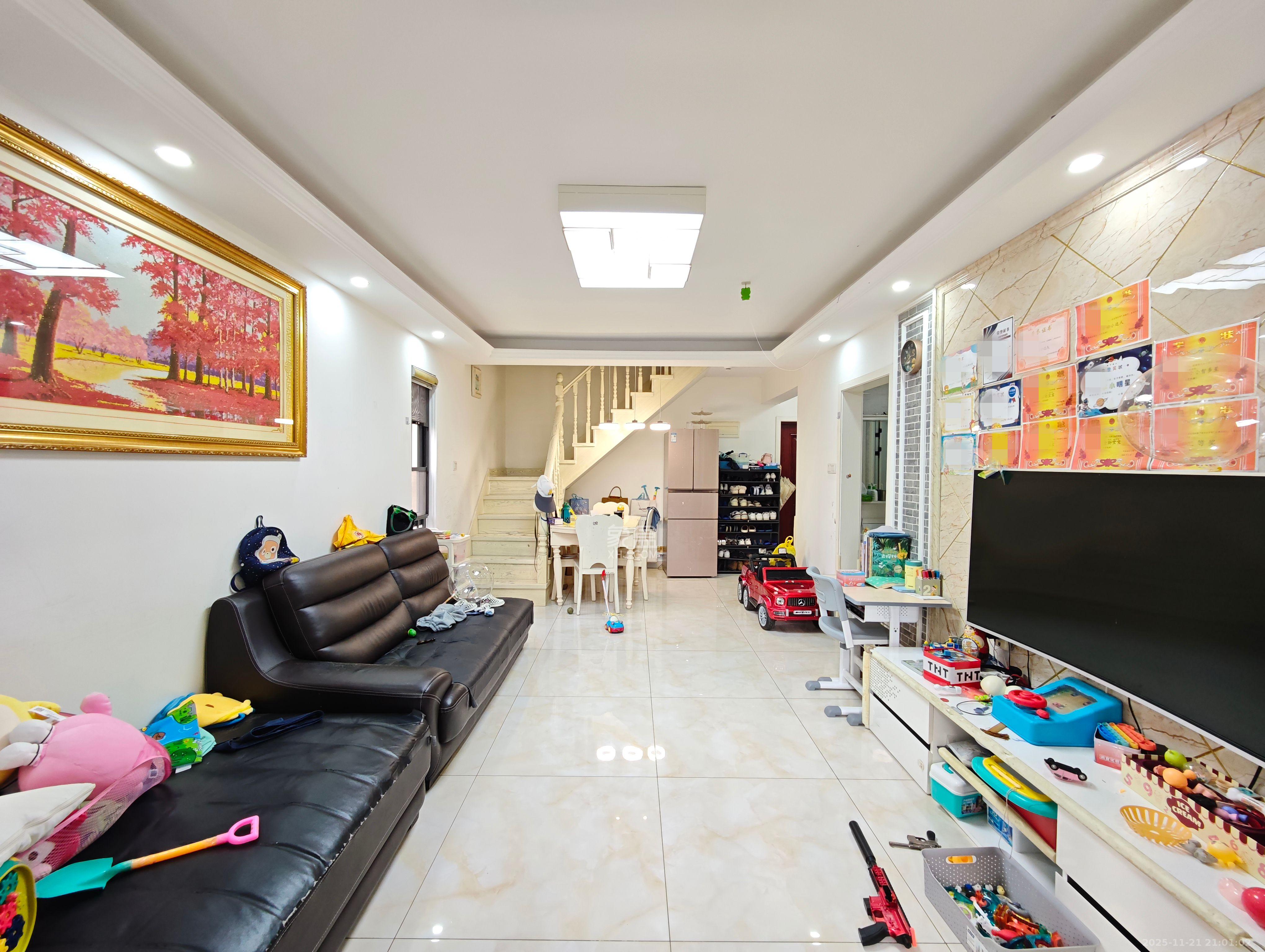 保利城(中航城国际社区、郡原美村) 4室2厅2卫 88.0万 保利城(中航城国际社区、郡原美村) 4室2厅2卫 88.0万客厅