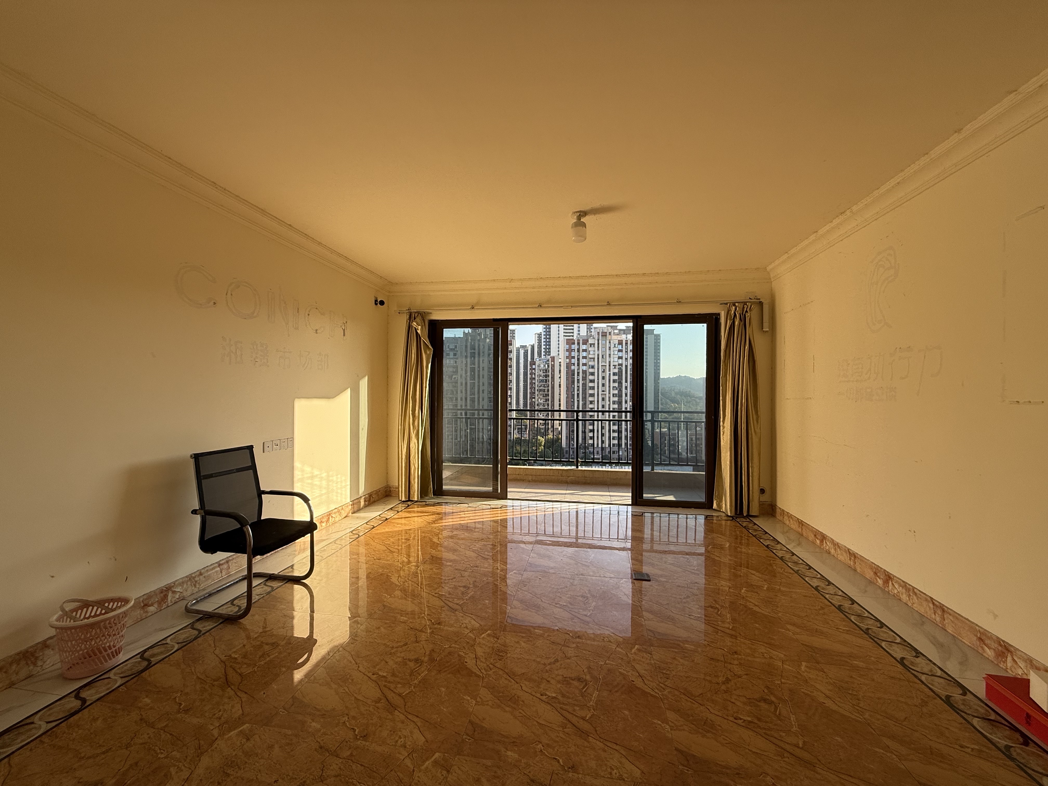 碧桂园豪园  4室2厅2卫    2000.0元/月