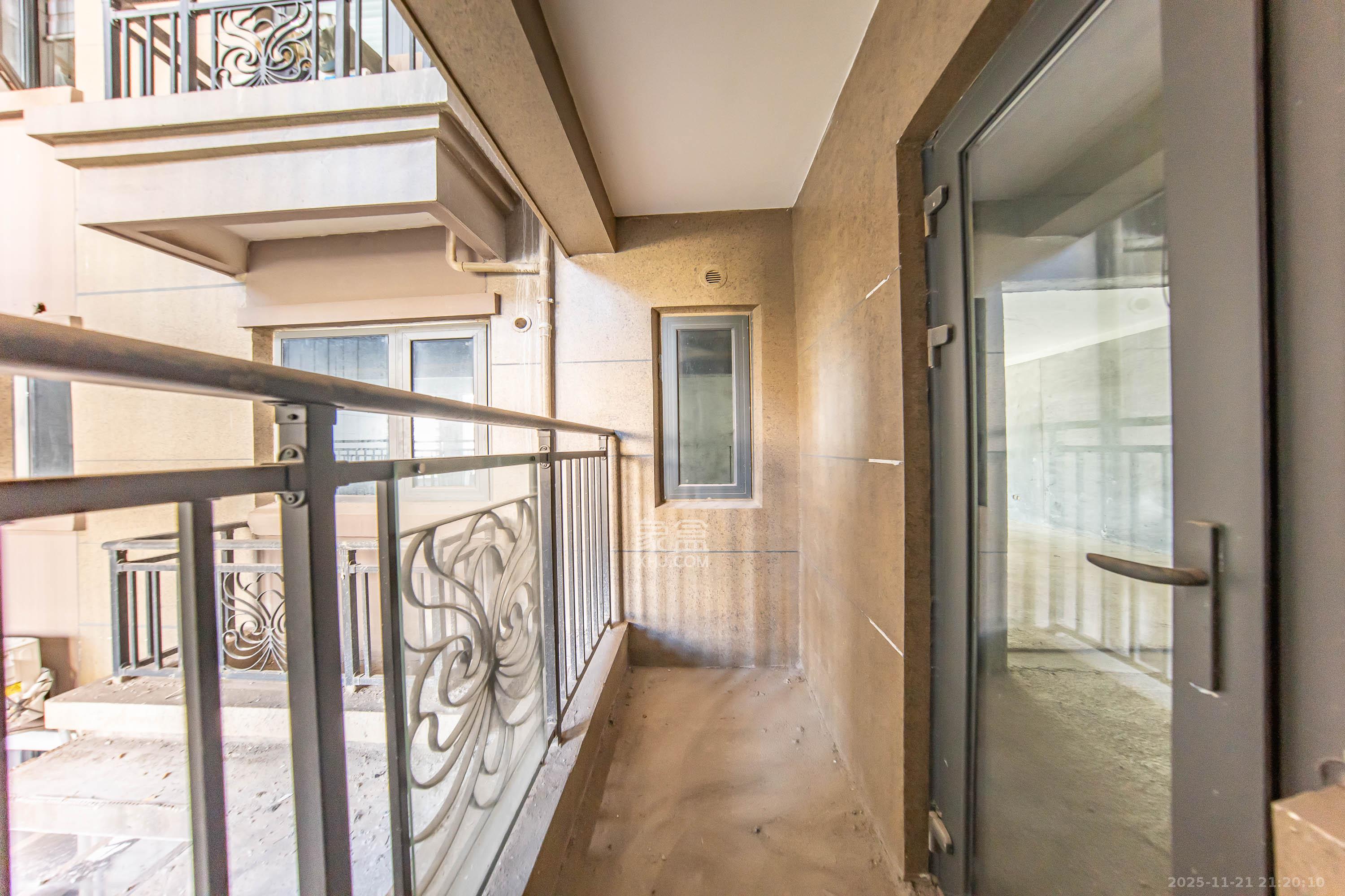 梦想滨江左岸  4室2厅2卫    100.0万阳台