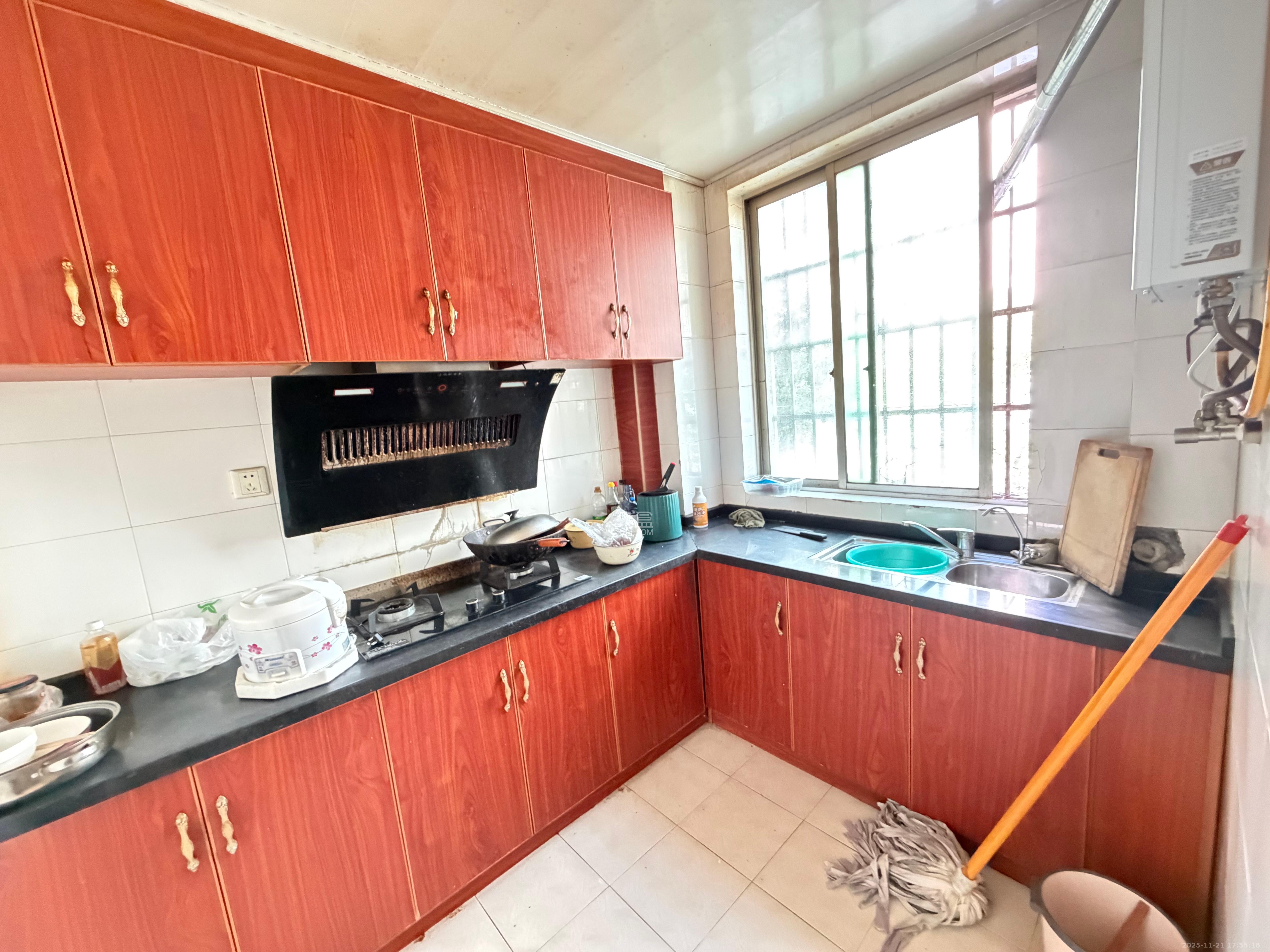 中南汽车世界  3室2厅1卫    1500.0元/月室内图