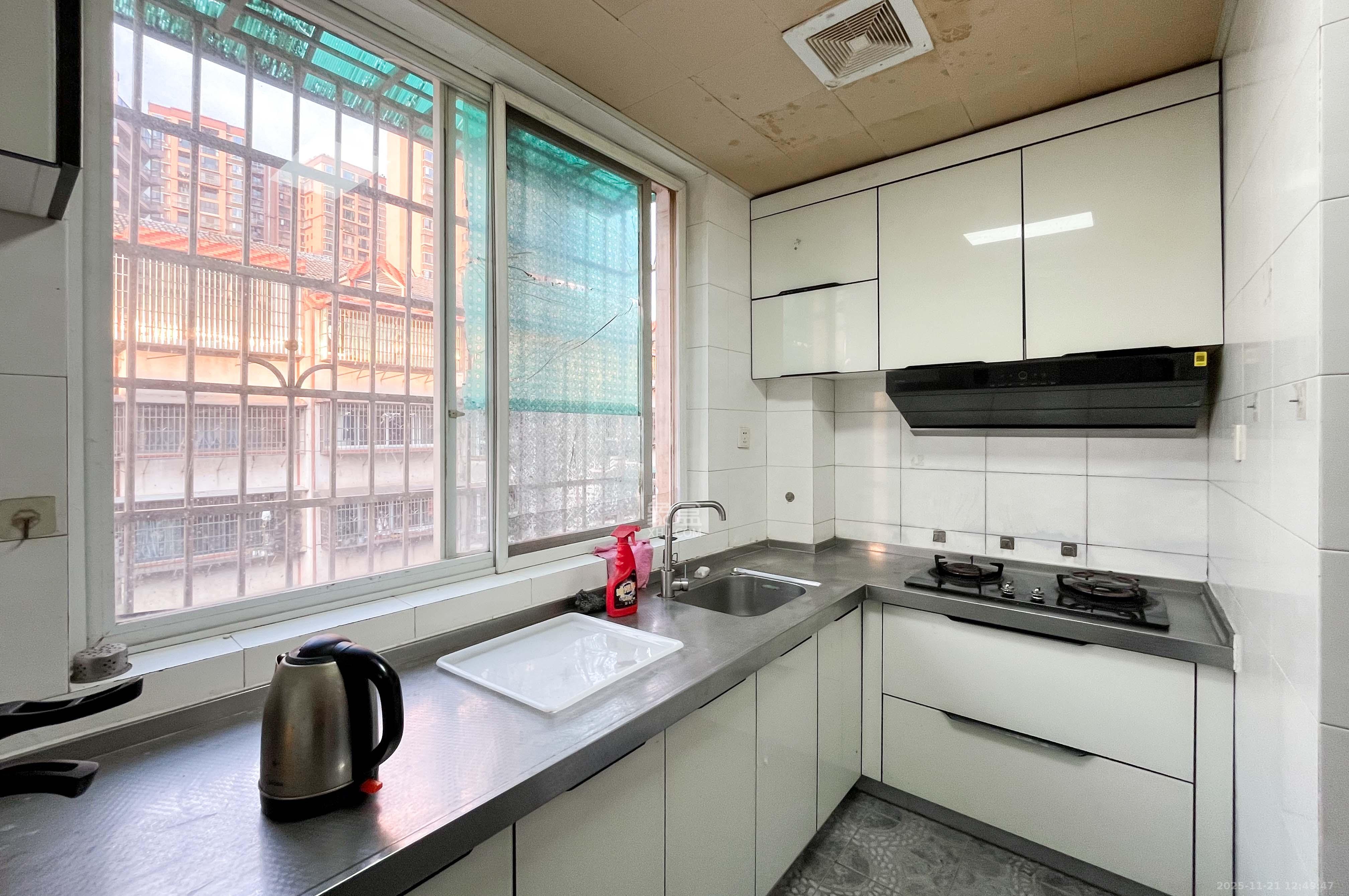 老灯泡厂宿舍(啤酒厂宿舍) 3室2厅1卫 68.0万 老灯泡厂宿舍(啤酒厂宿舍) 3室2厅1卫 68.0万厨房