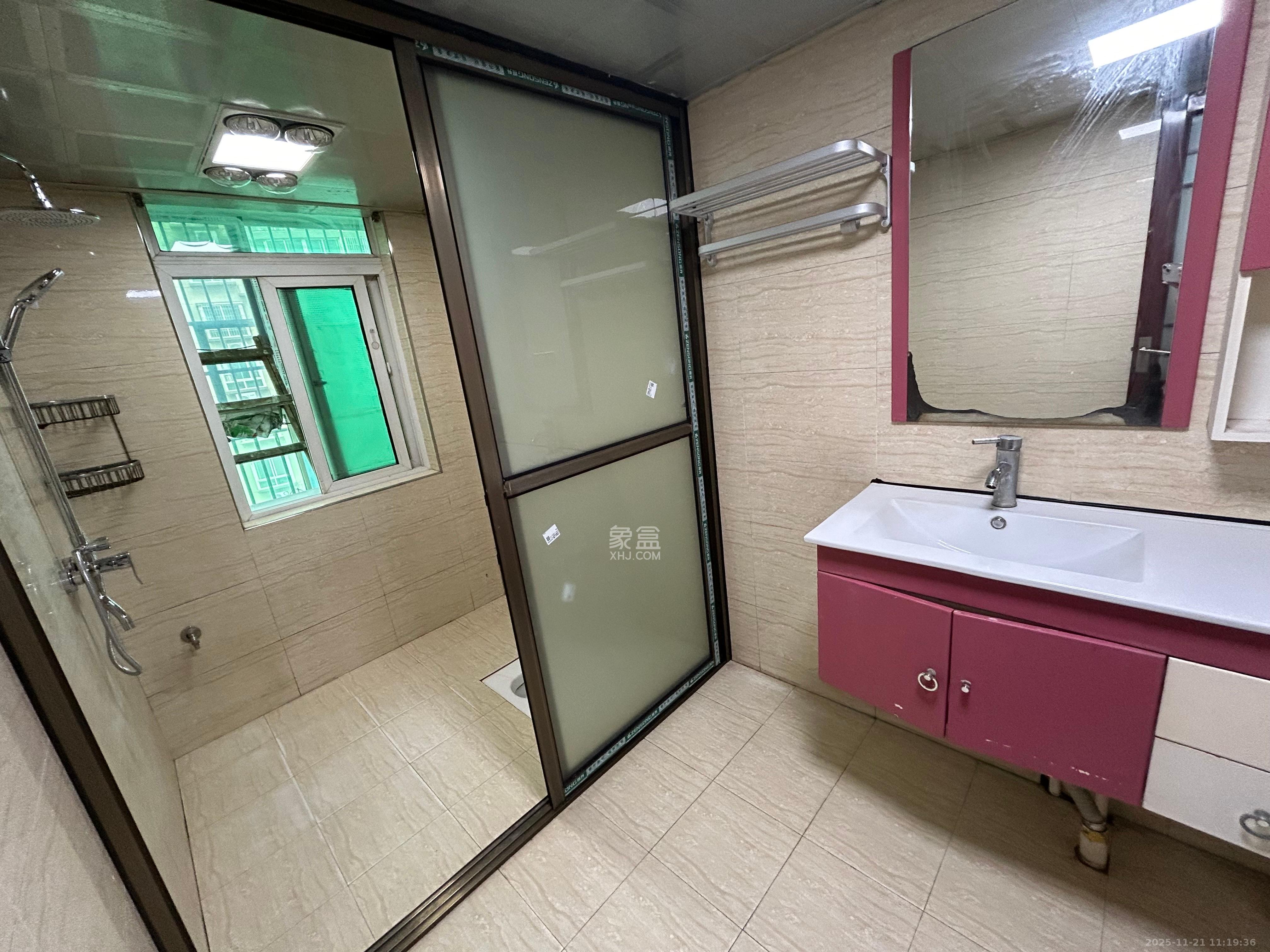 麓谷加州阳光  3室2厅2卫    2500.0元/月室内图