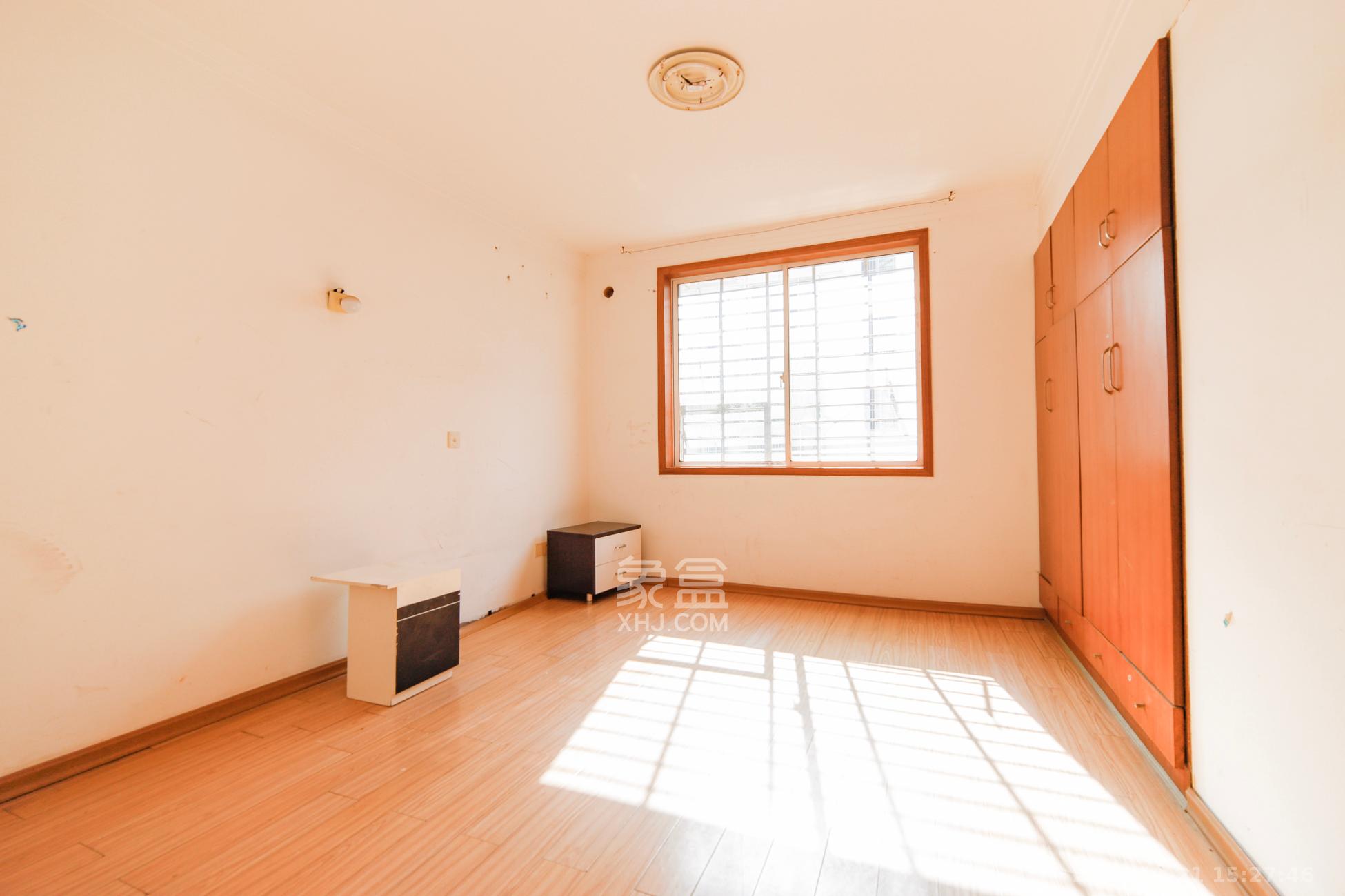 景湾小区（井湾小区）  3室2厅2卫    72.0万卧室