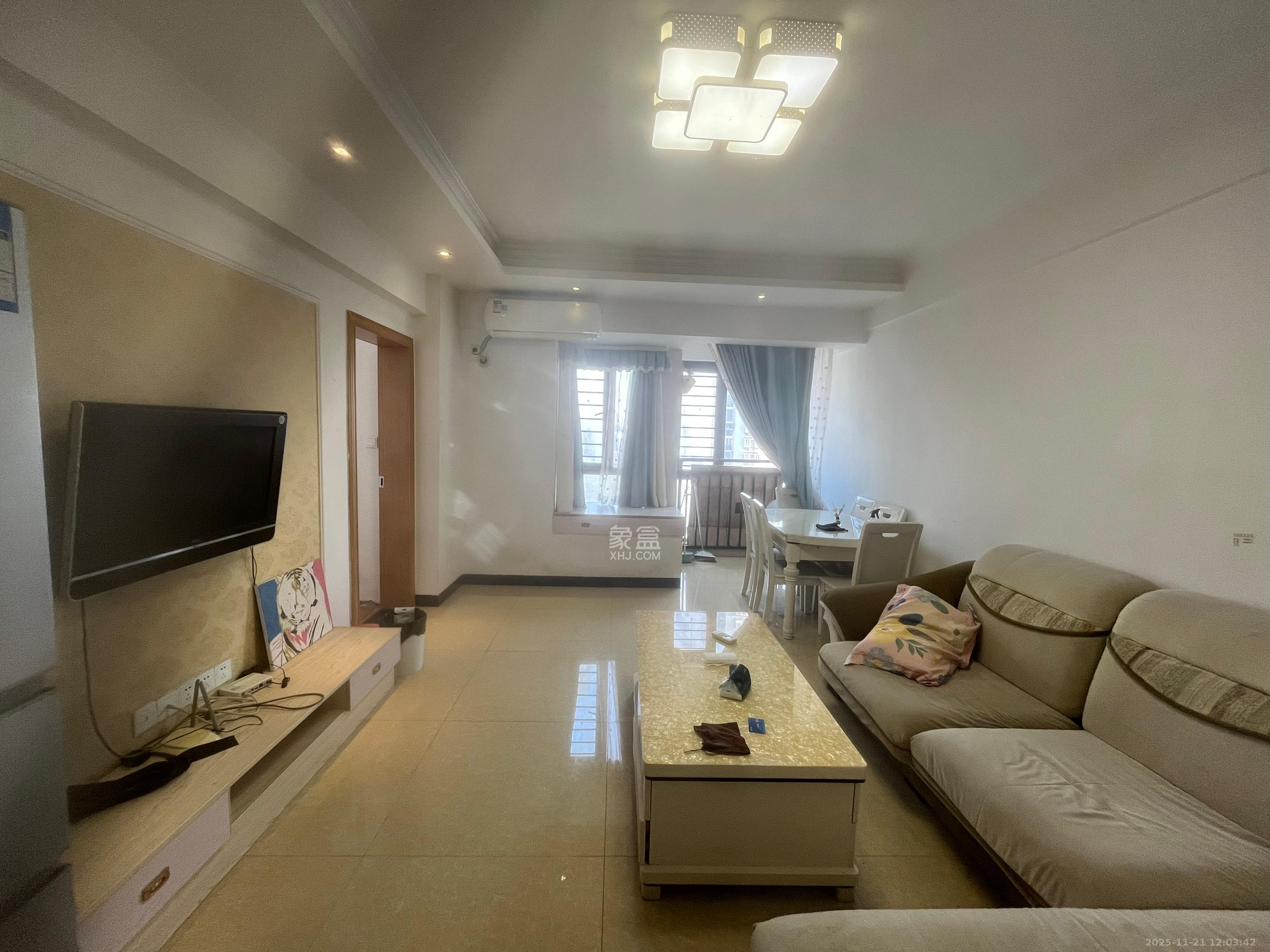 英郡年华  1室1厅1卫    2000.0元/月