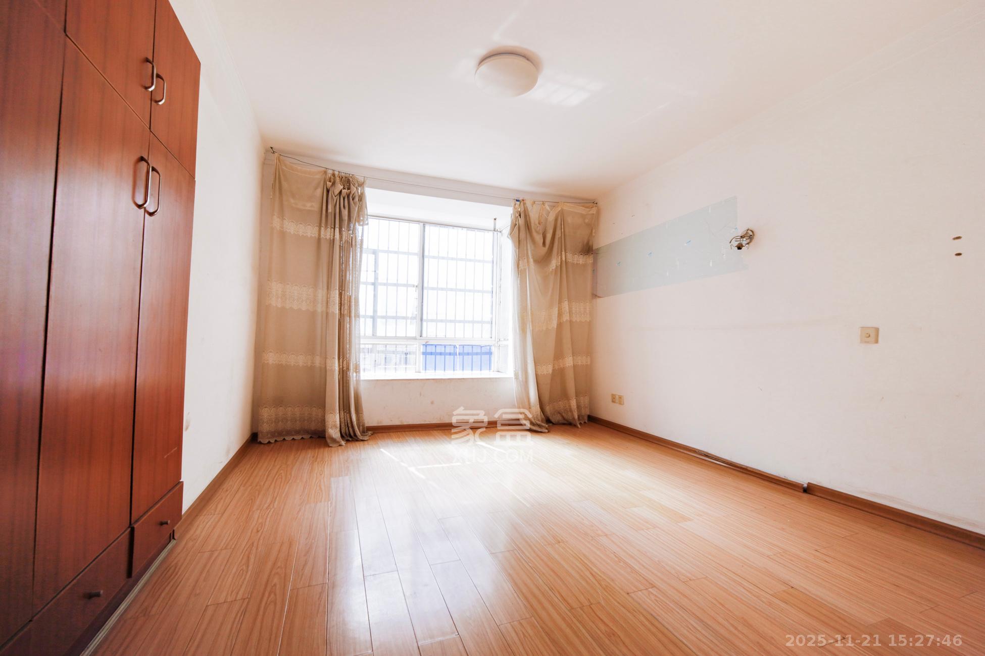 景湾小区（井湾小区）  3室2厅2卫    72.0万卧室