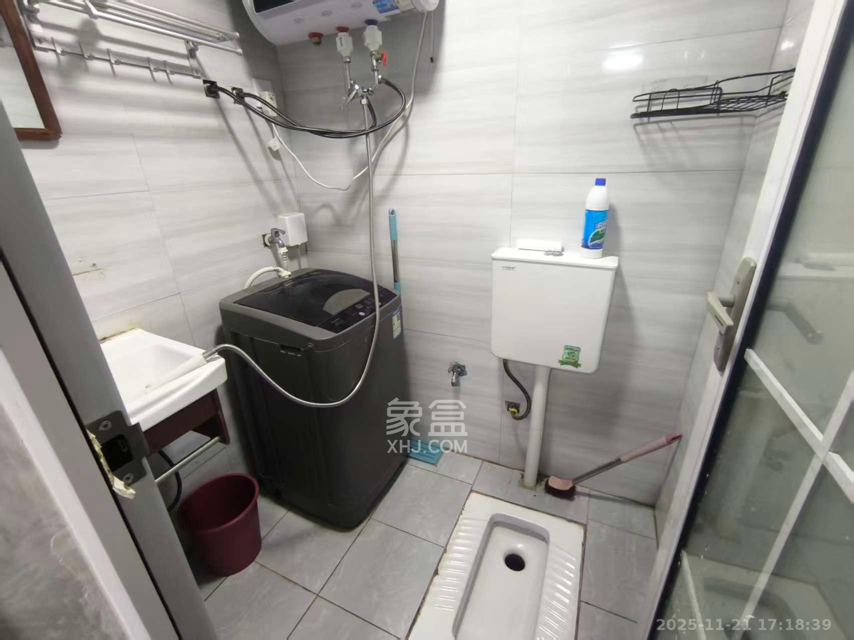 湘银嘉园 1室2厅1卫 1350.0元/月 湘银嘉园 1室2厅1卫 1350.0元/月室内图