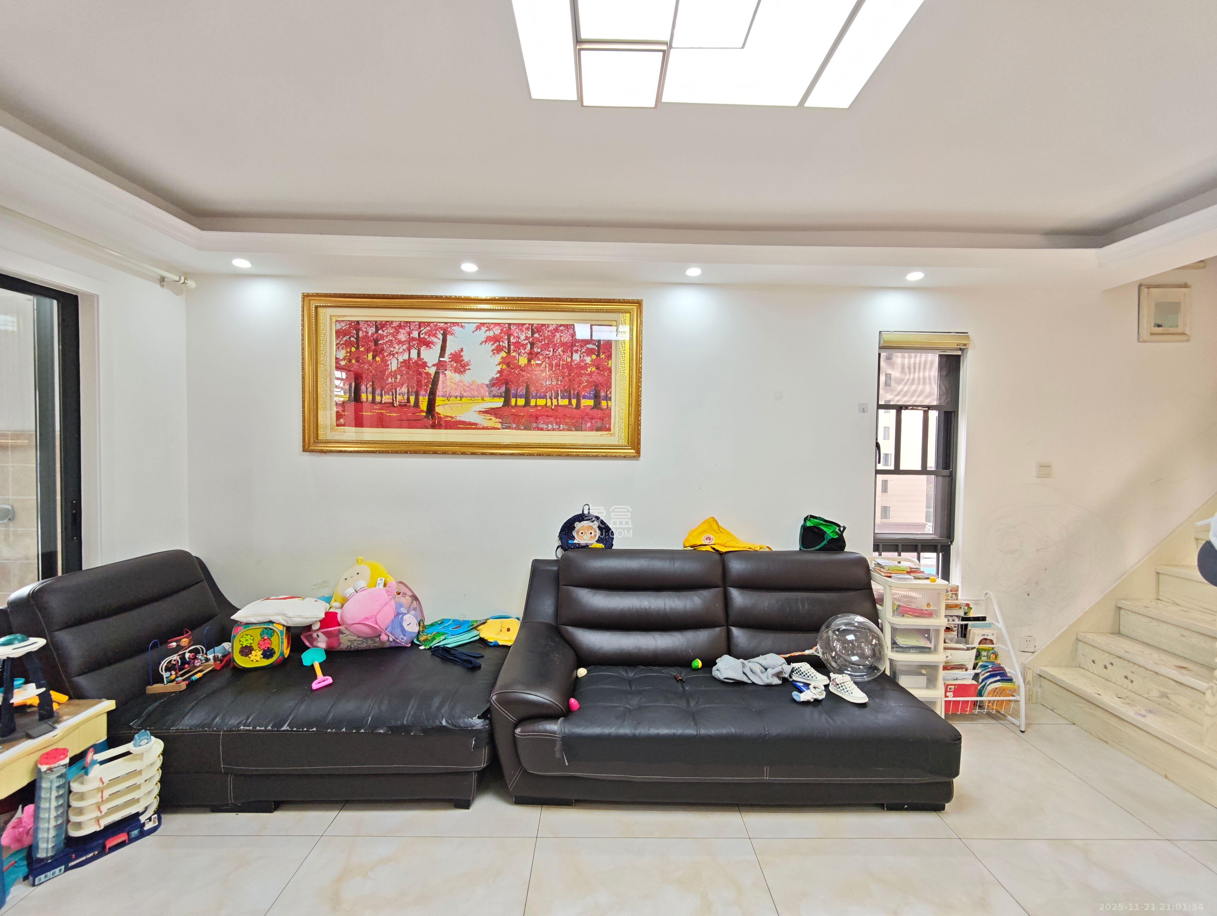 保利城(中航城国际社区、郡原美村) 4室2厅2卫 88.0万 保利城(中航城国际社区、郡原美村) 4室2厅2卫 88.0万客厅