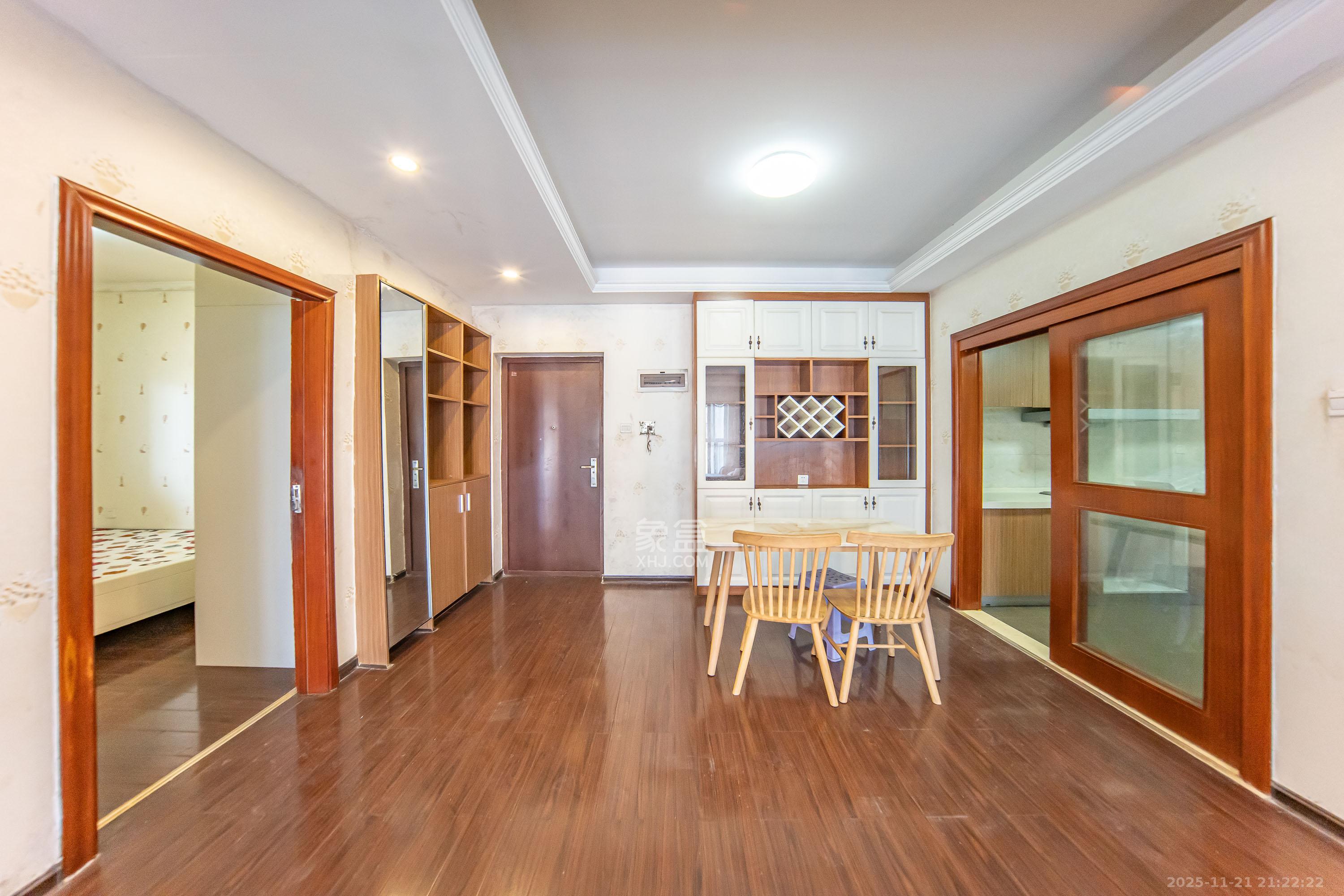 江山帝景哈佛 3室2厅2卫 85.0万 江山帝景哈佛 3室2厅2卫 85.0万客厅