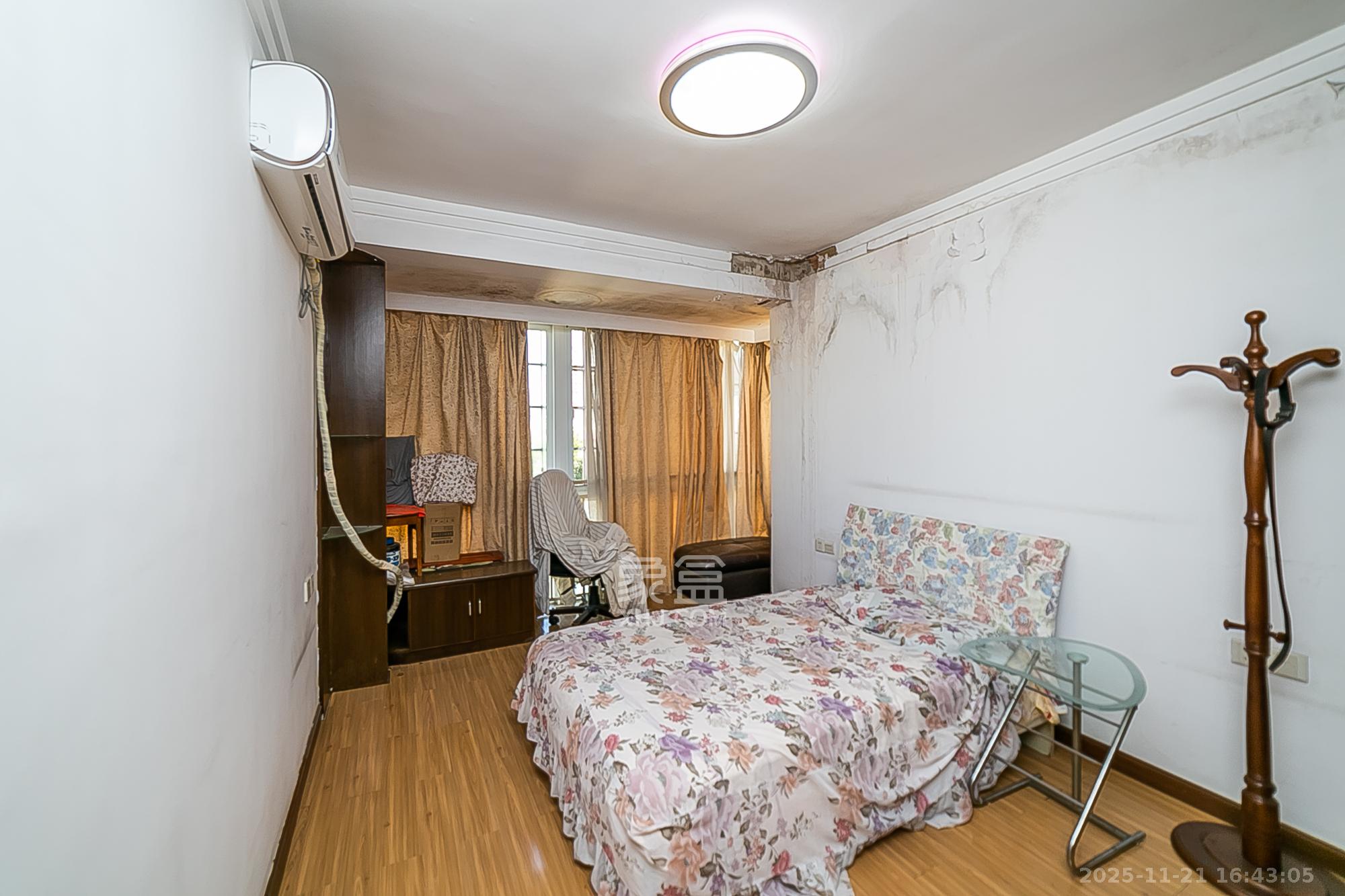 都市春天 5室2厅2卫 135.0万 都市春天 5室2厅2卫 135.0万卧室