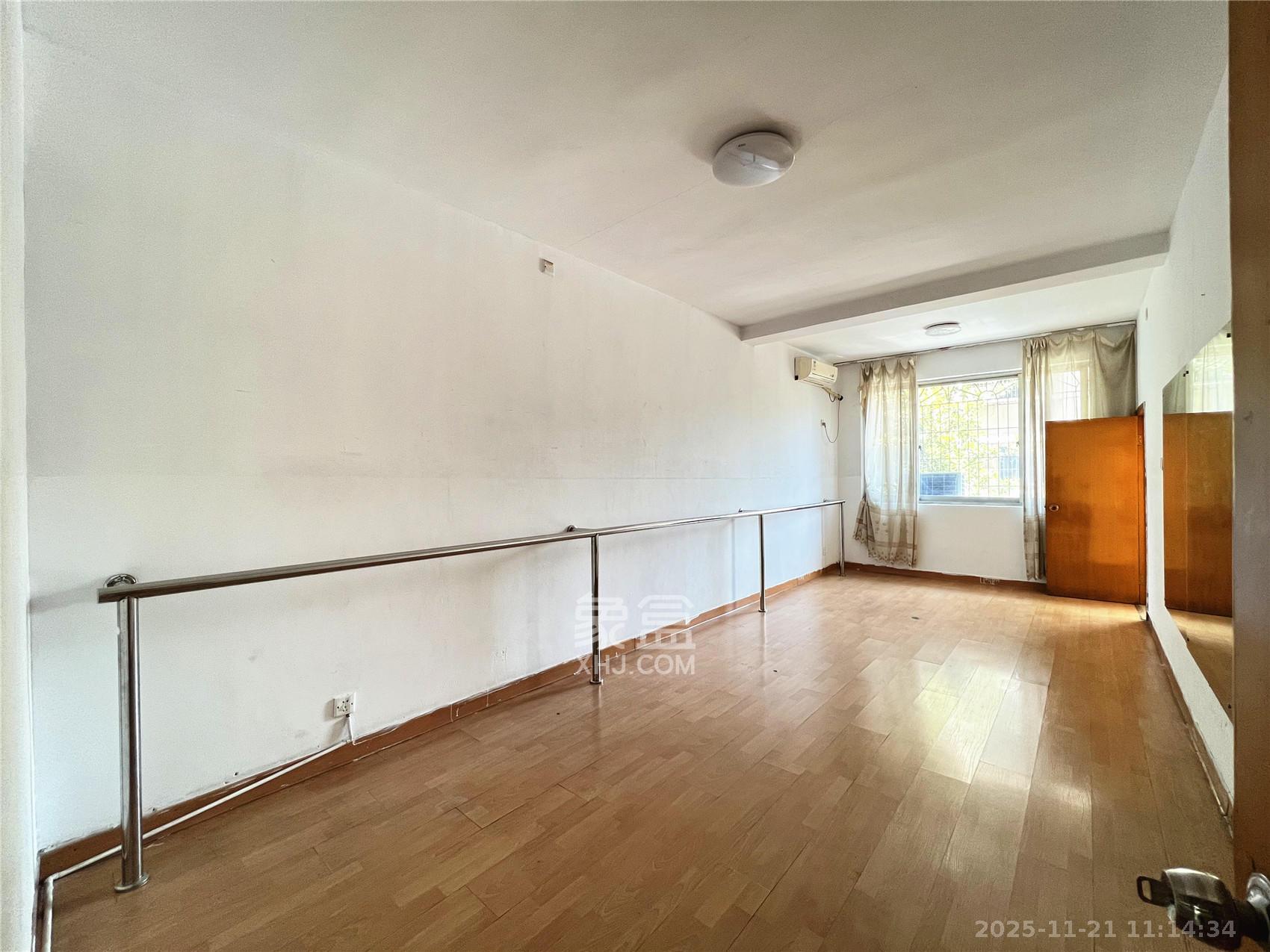 省军区宿舍  3室2厅1卫    2700.0元/月