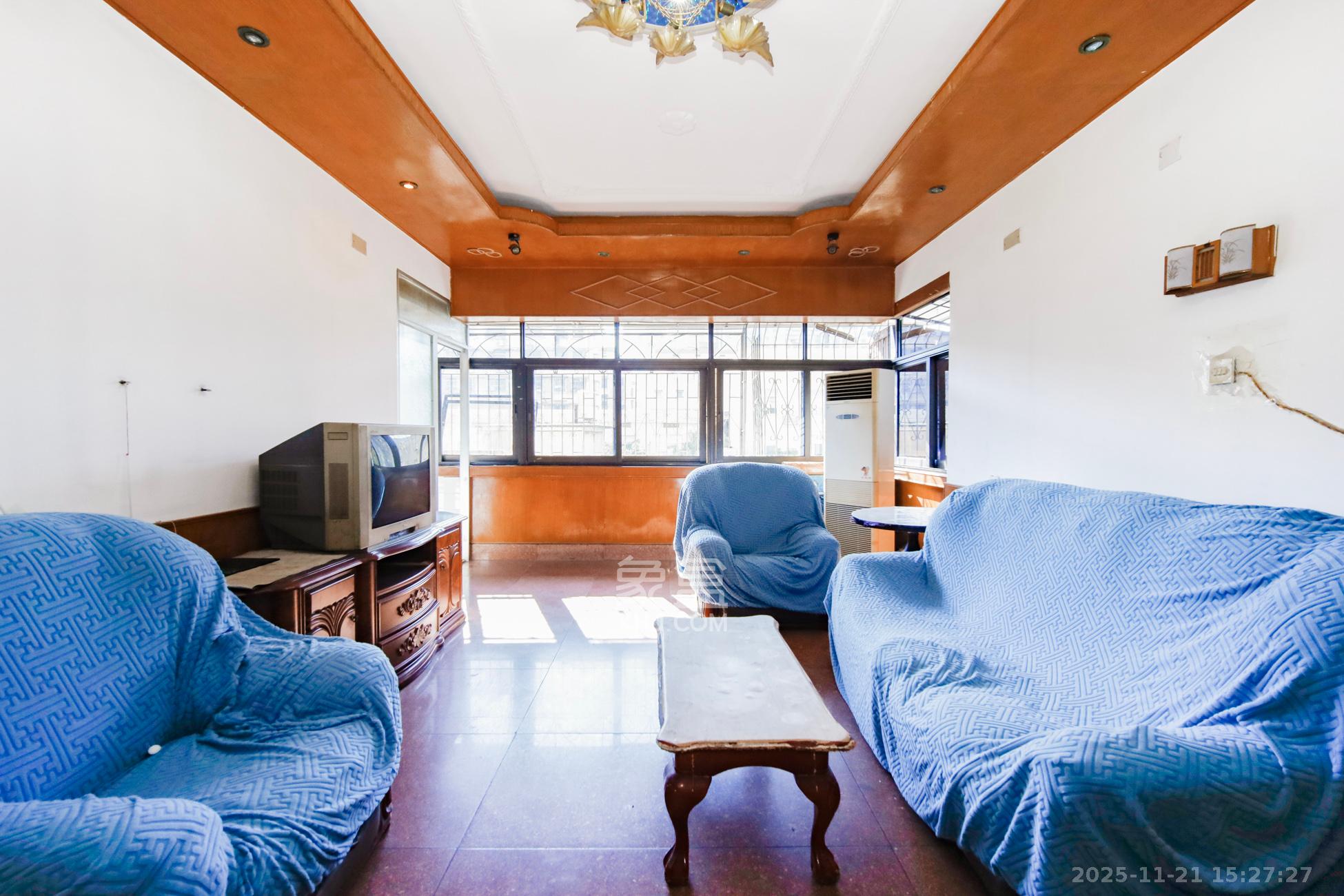 路桥宿舍  3室2厅1卫    48.0万客厅