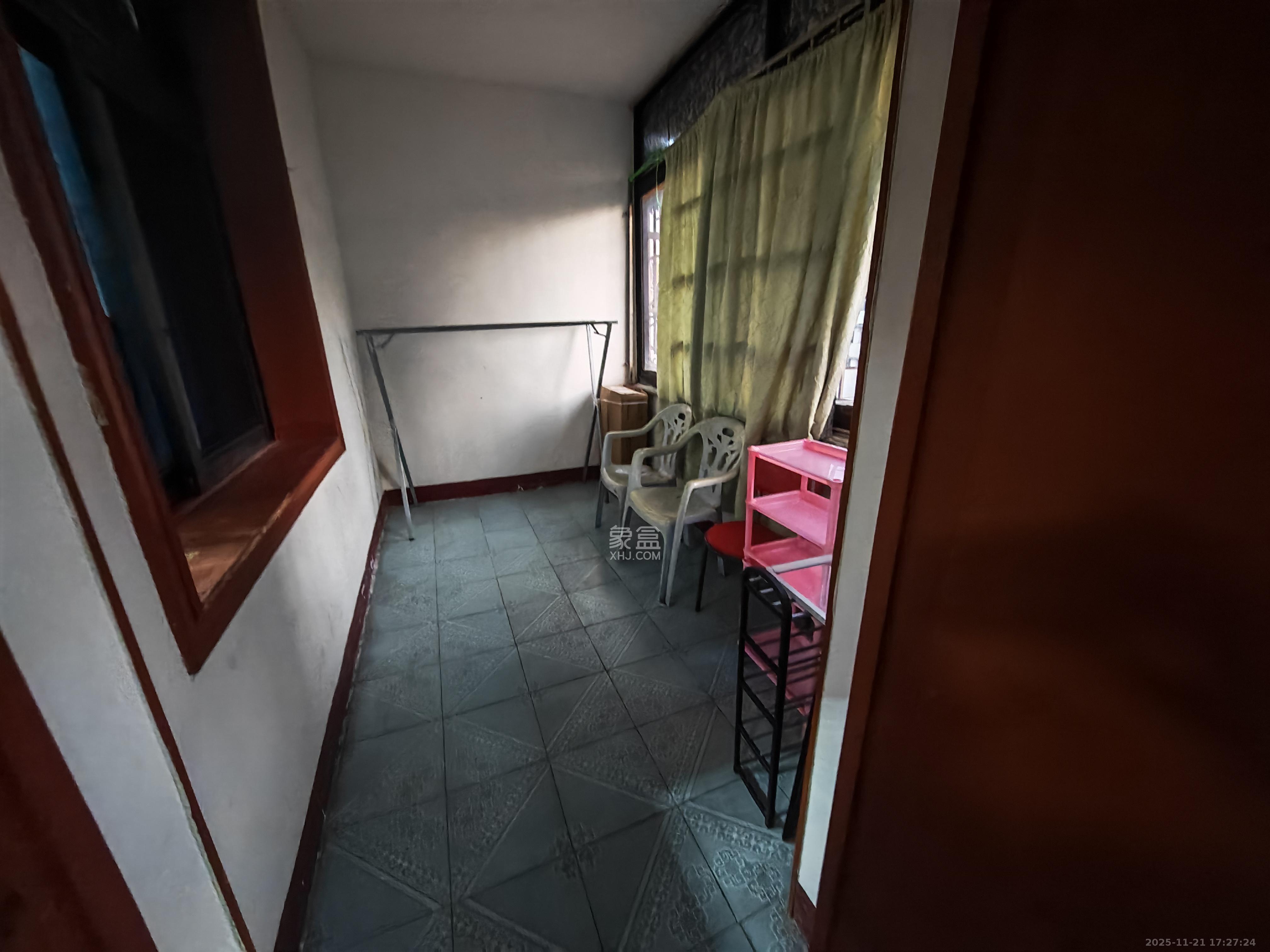 登隆街散盘  1室0厅0卫    2400.0元/月室内图