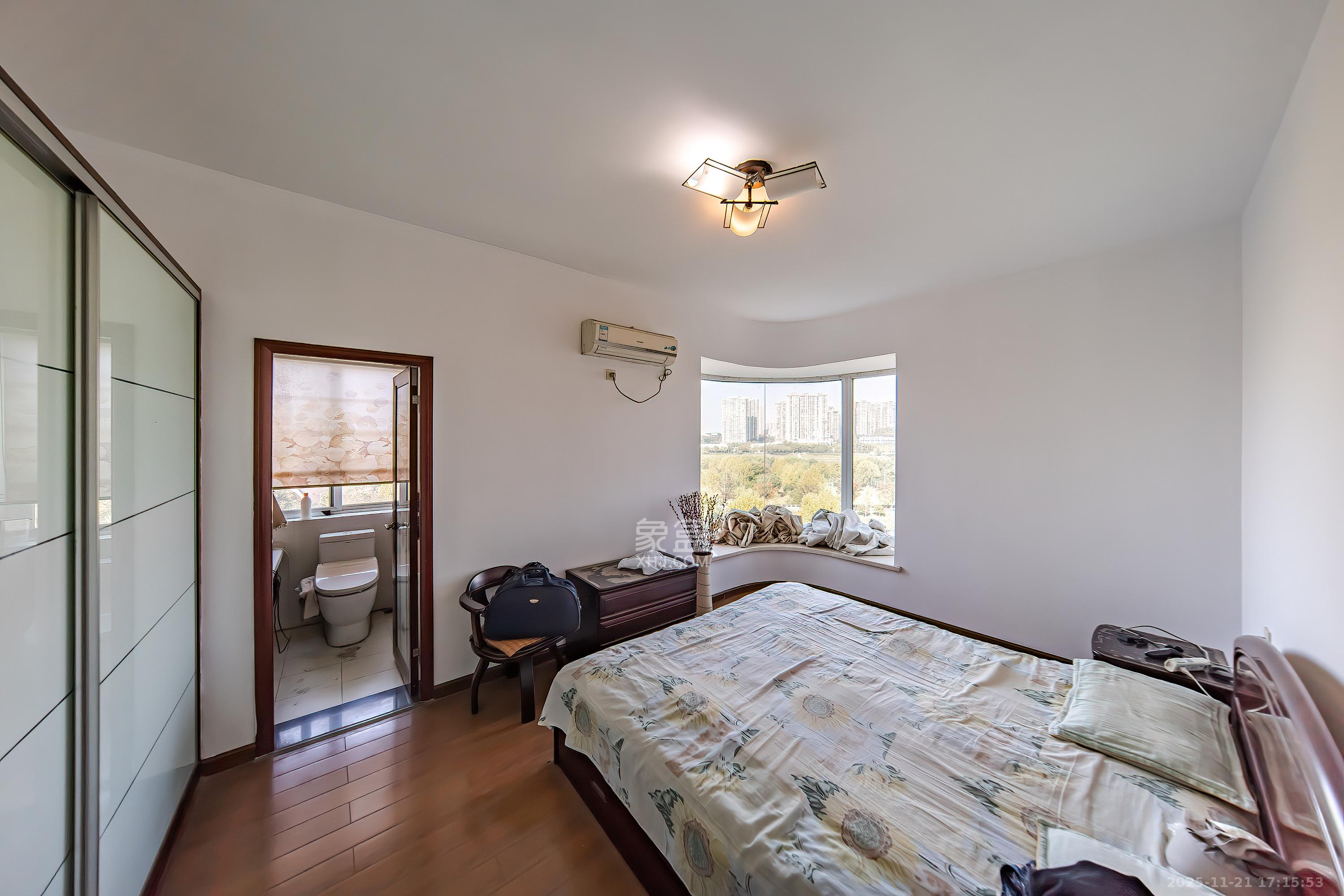 左岸春天  3室2厅2卫    98.0万卧室