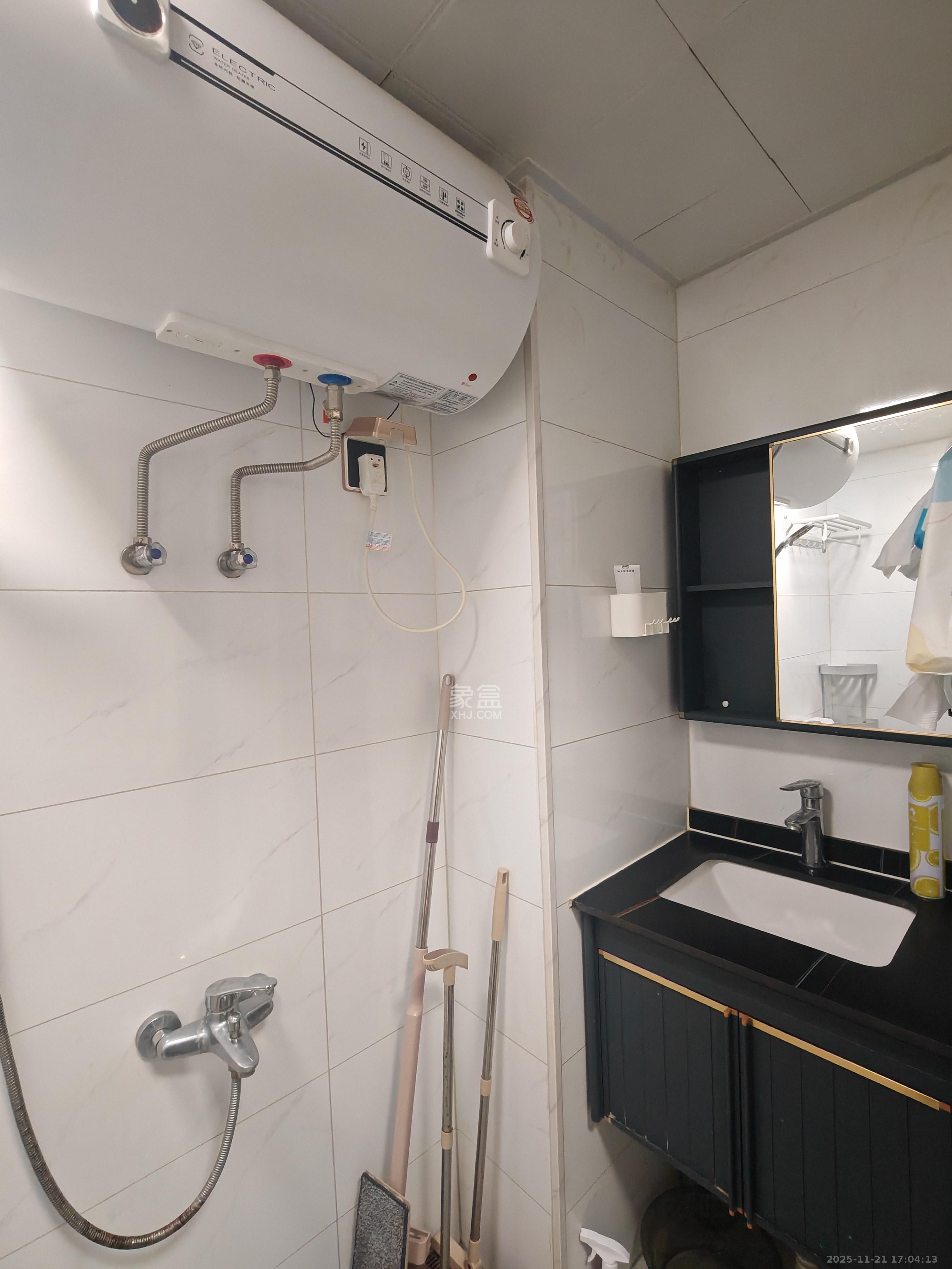 保利香槟国际 1室1厅1卫 1300.0元/月 保利香槟国际 1室1厅1卫 1300.0元/月室内图