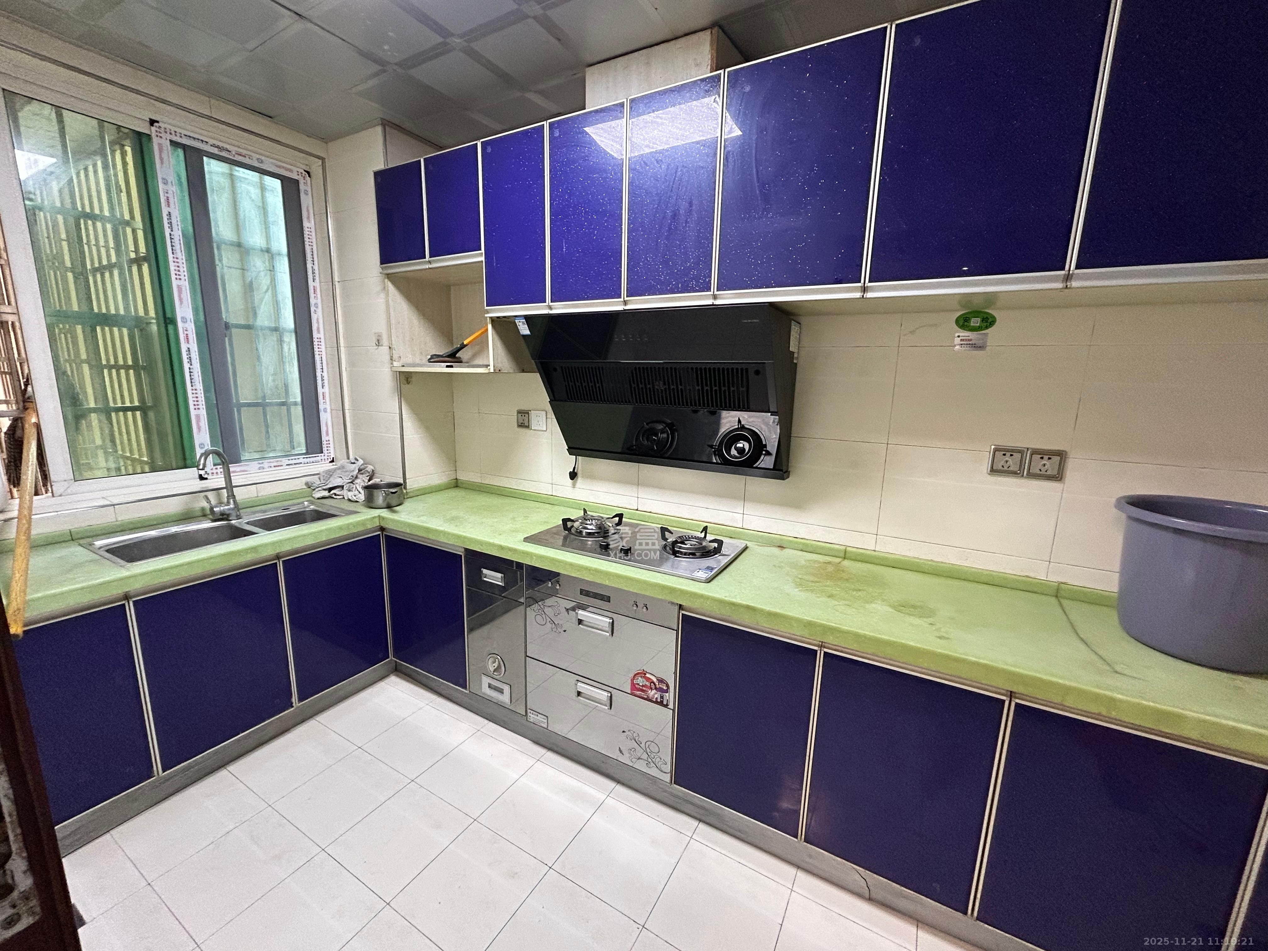 麓谷加州阳光  3室2厅2卫    2500.0元/月室内图