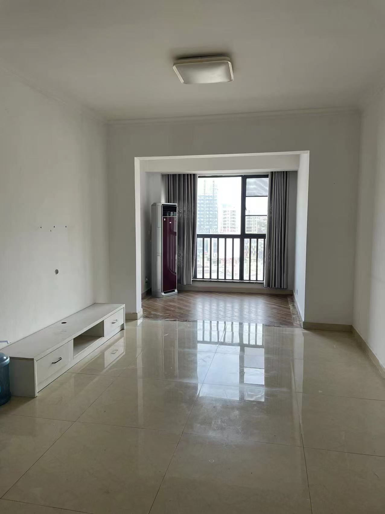 逸臣中央  2室1厅1卫    1500.0元/月