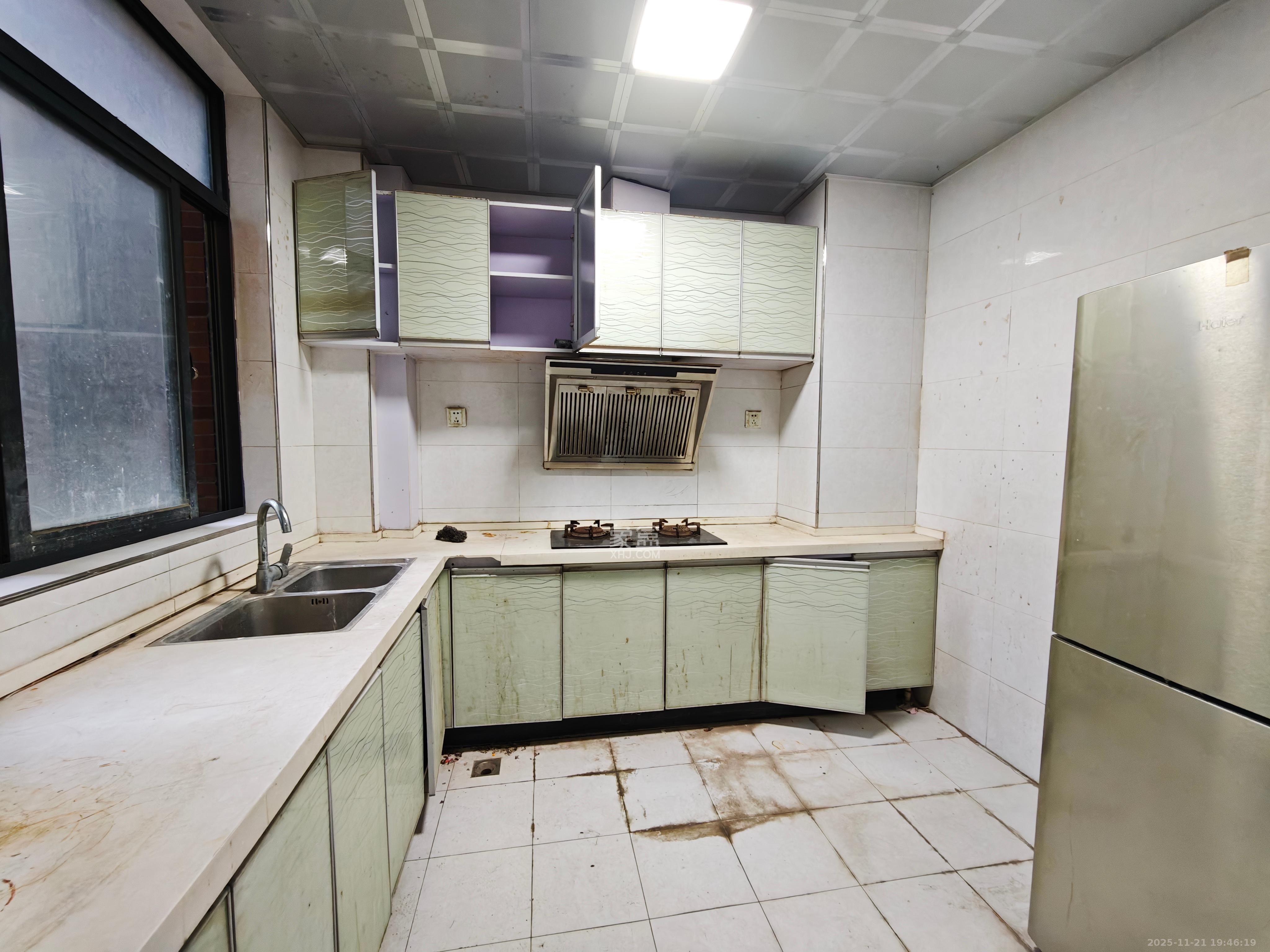 海拔东方  3室2厅2卫    2000.0元/月室内图