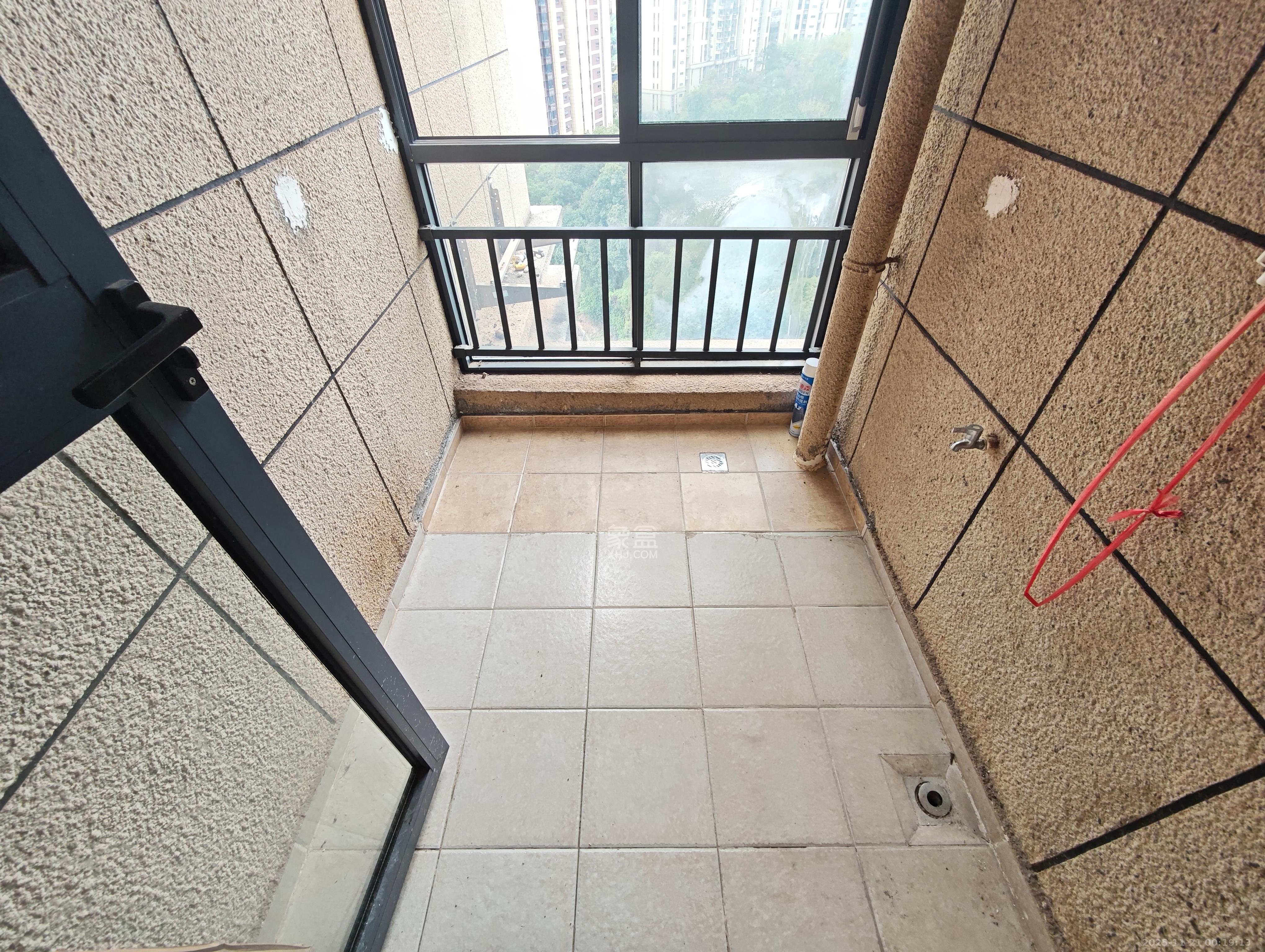 保利城（中航城国际社区、郡原美村）  3室2厅2卫    80.0万阳台