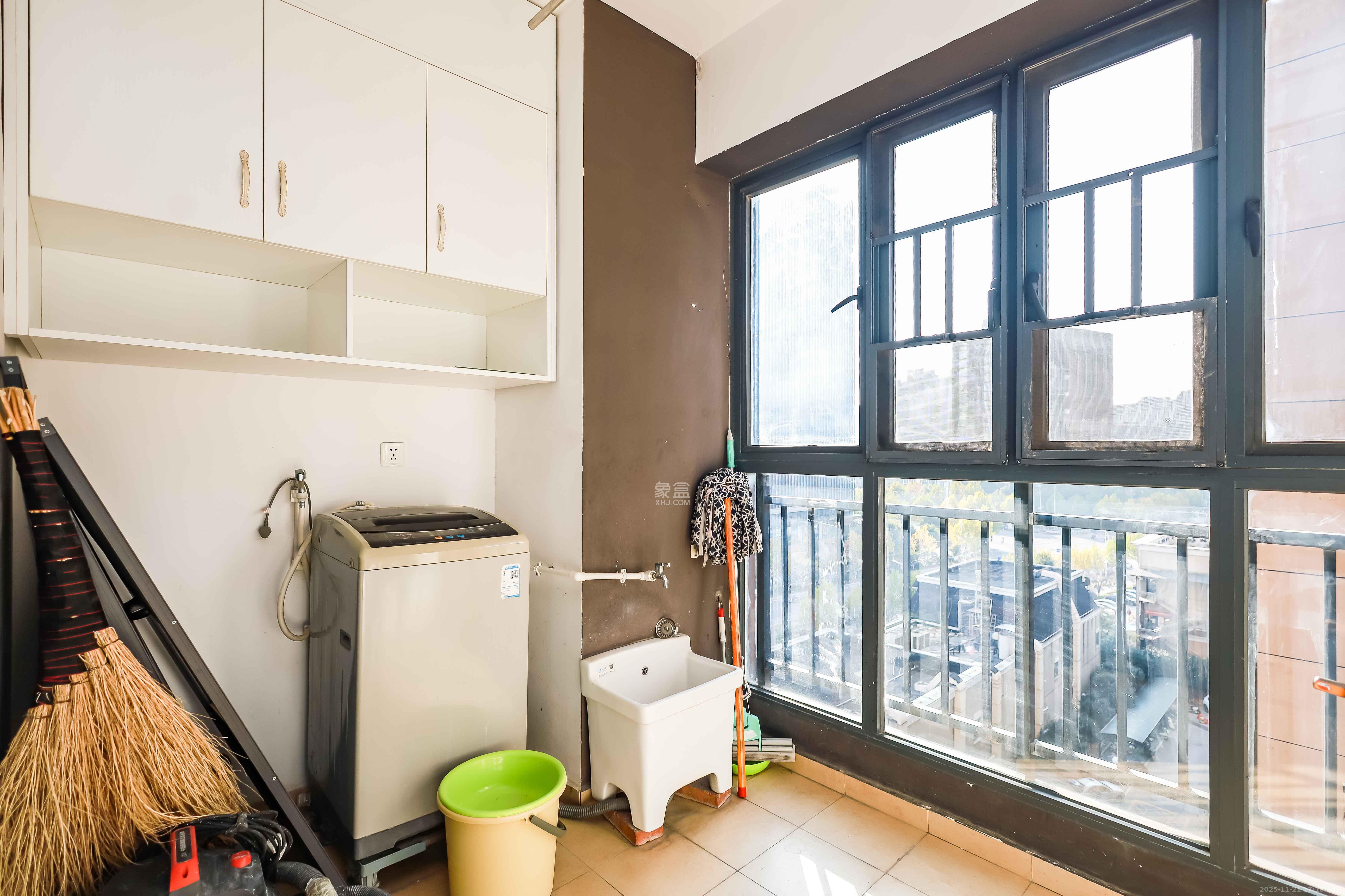 麓谷小镇  3室2厅1卫    52.0万阳台