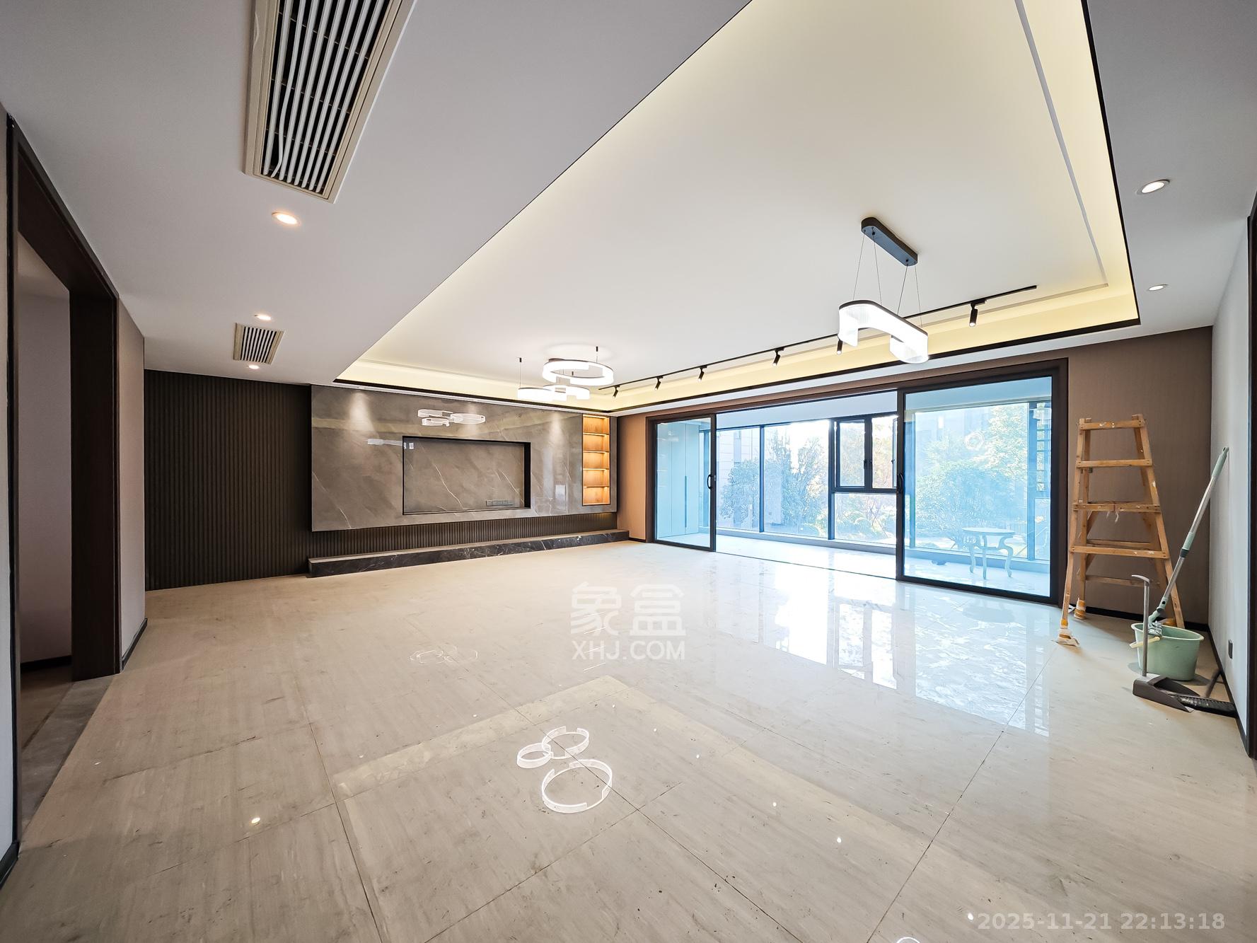 长沙万境潇湘 5室2厅3卫 330.0万 长沙万境潇湘 5室2厅3卫 330.0万客厅