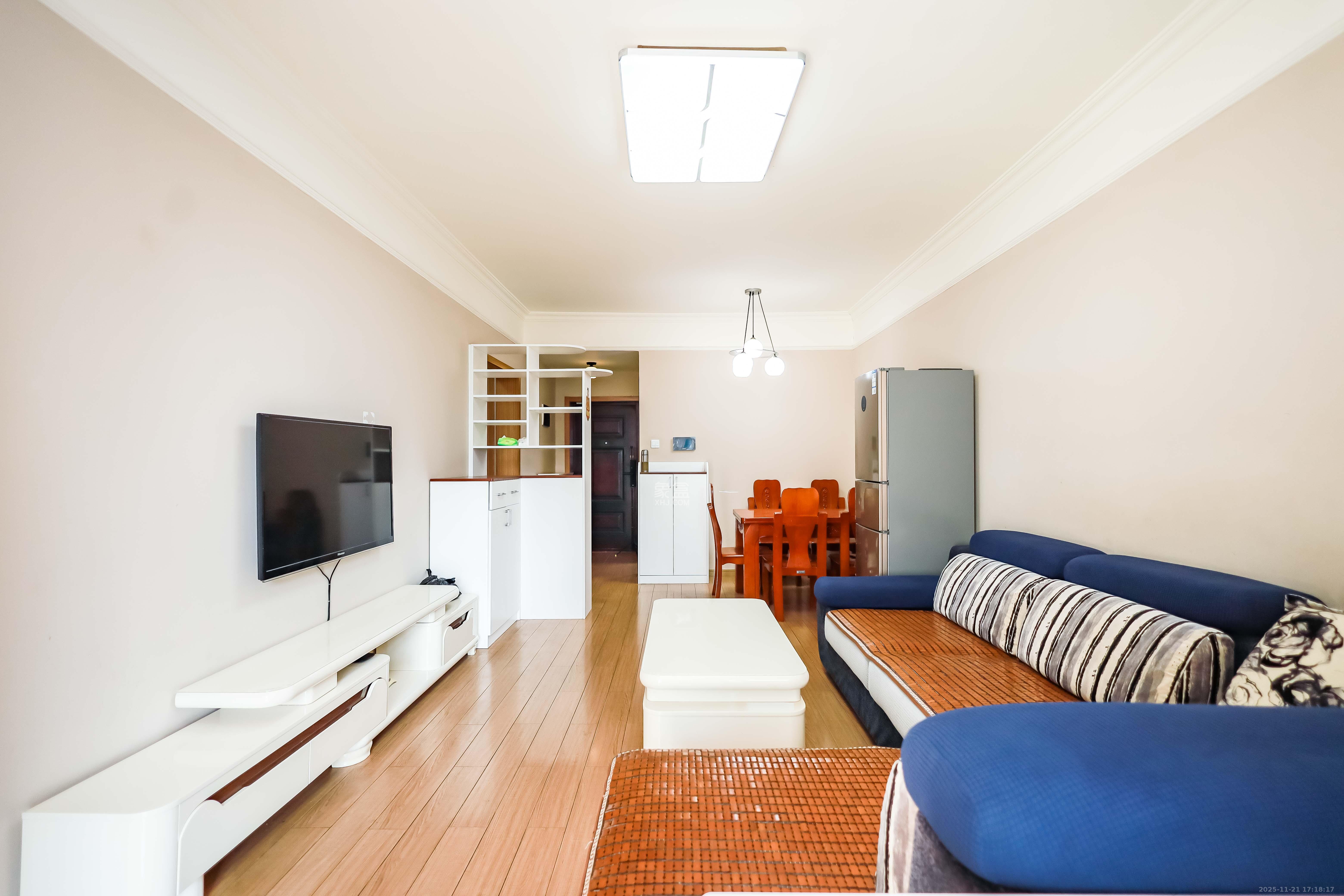 麓谷小镇  3室2厅1卫    52.0万客厅