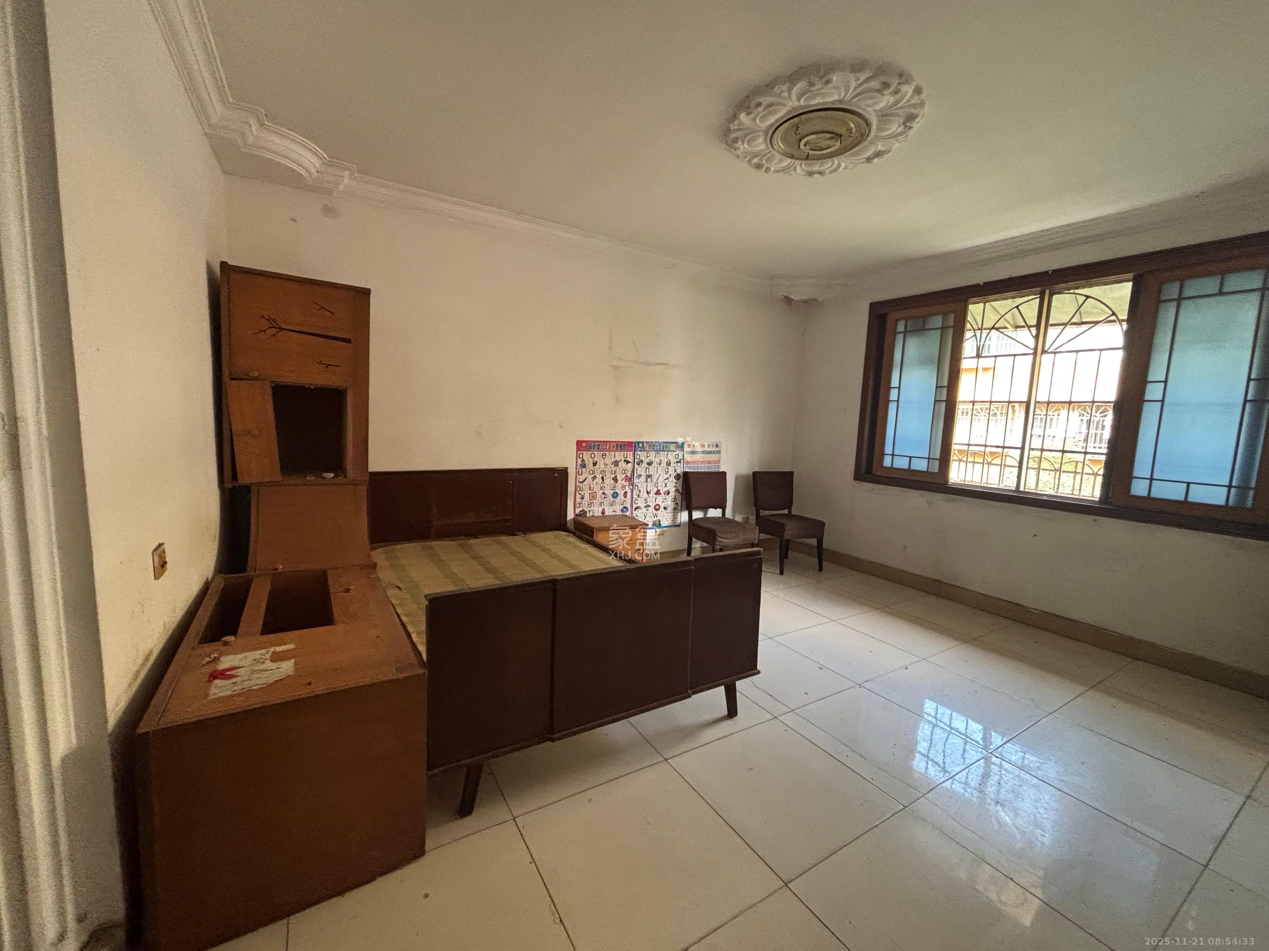 长征花园  2室1厅1卫    1400.0元/月室内图