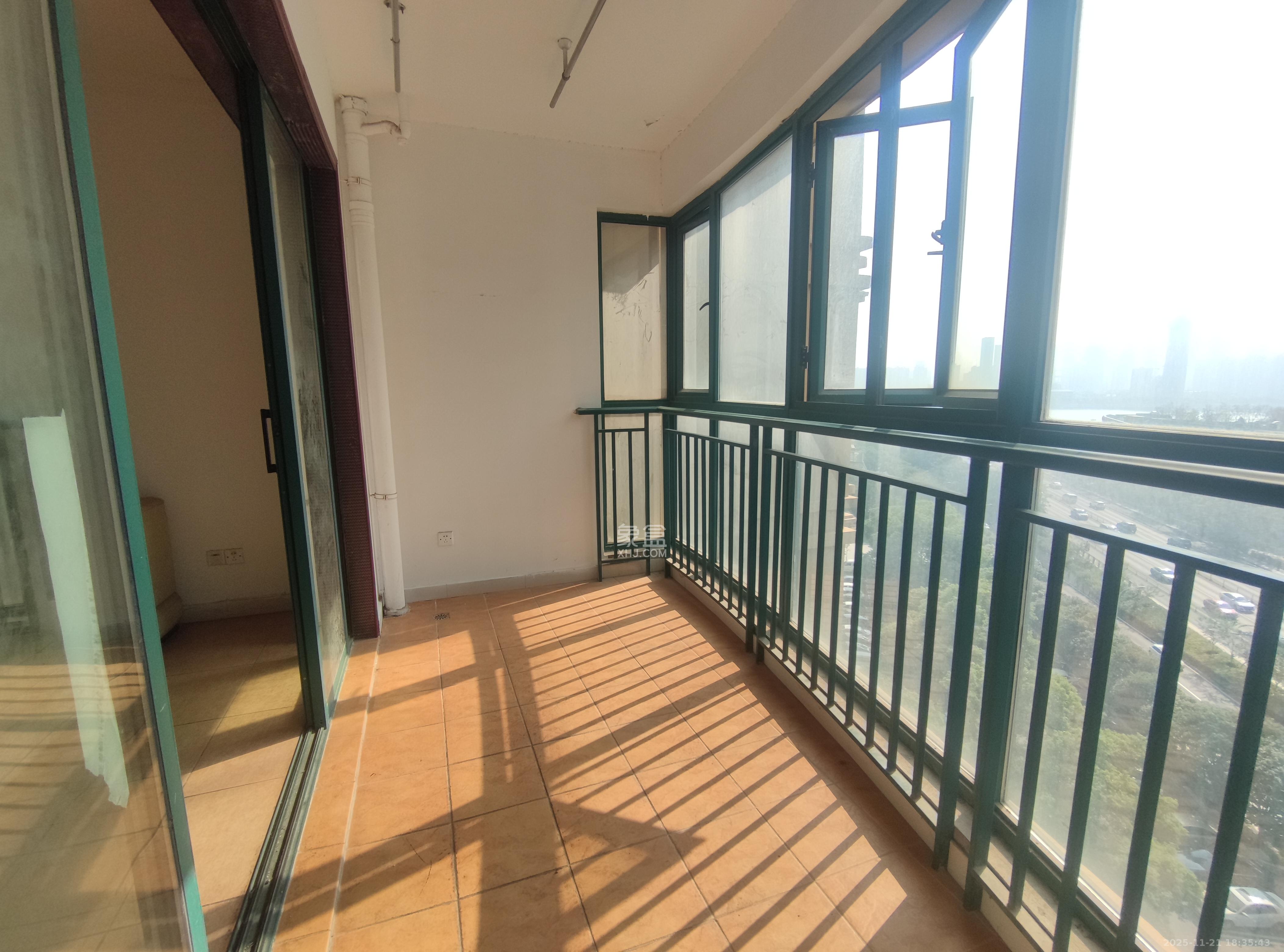 滨江金座  3室2厅2卫    3100.0元/月室内图