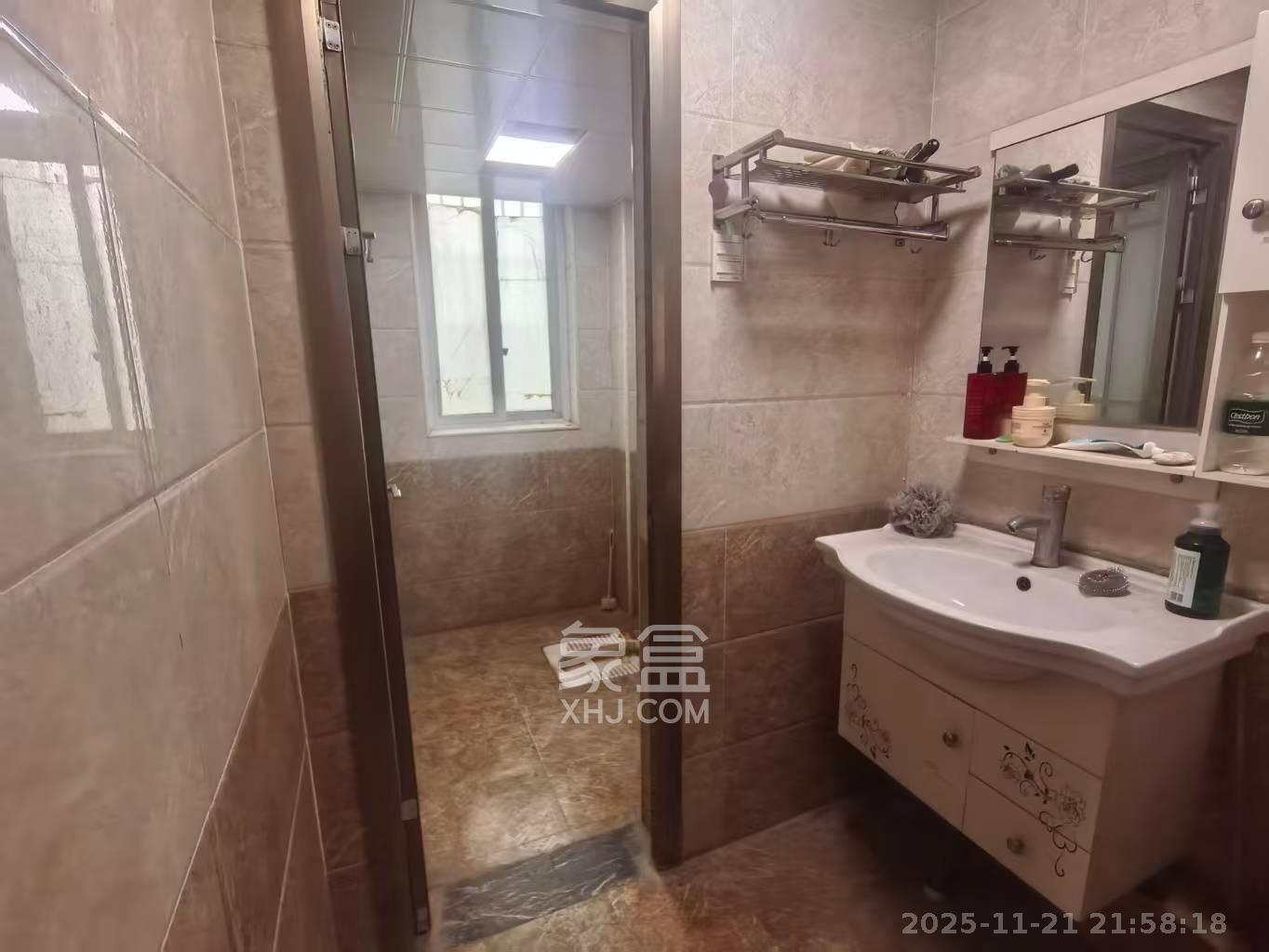 麓谷加州阳光 3室2厅2卫 2000.0元/月 麓谷加州阳光 3室2厅2卫 2000.0元/月室内图