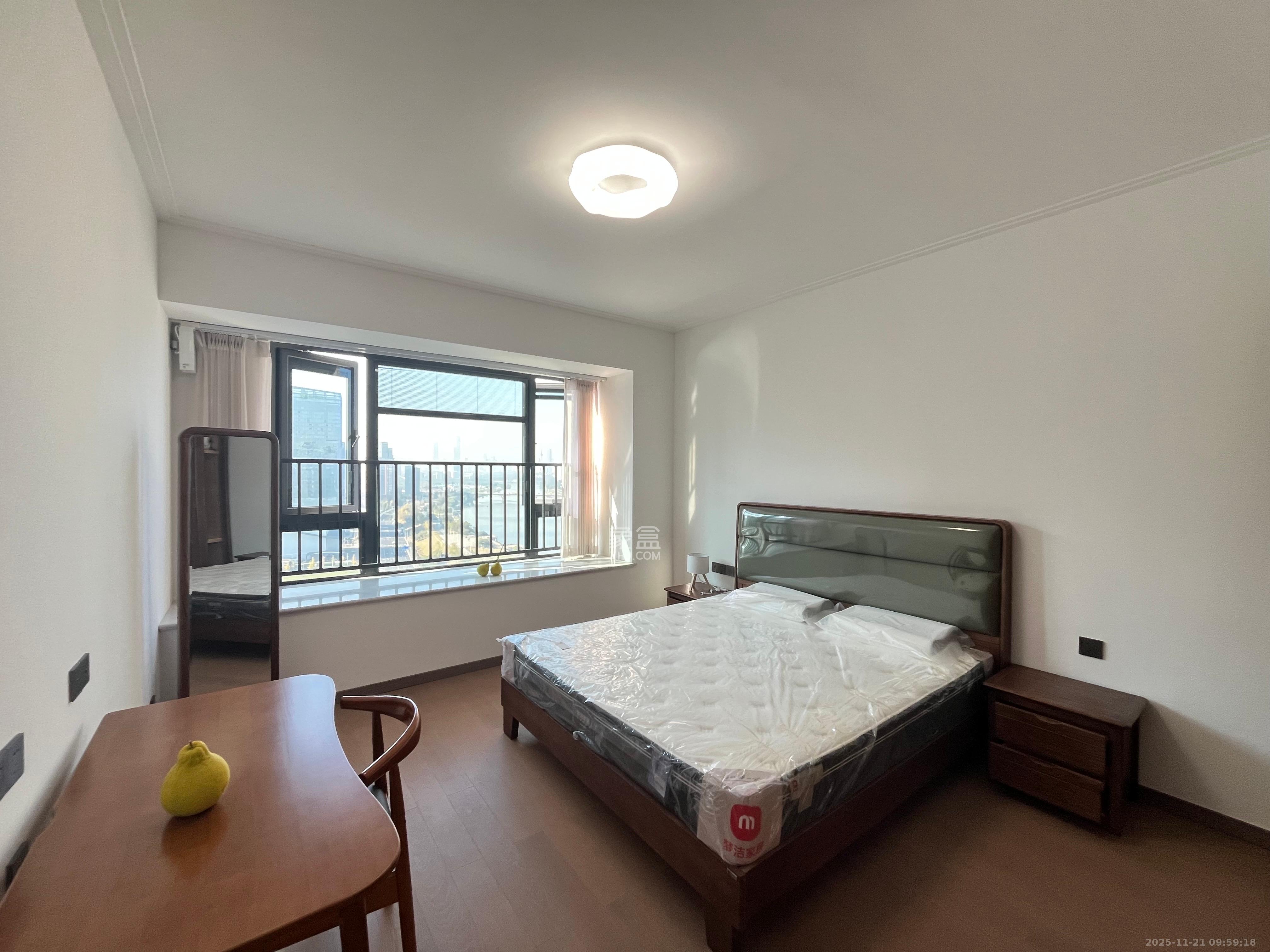 绿地V岛  4室2厅2卫    8000.0元/月室内图