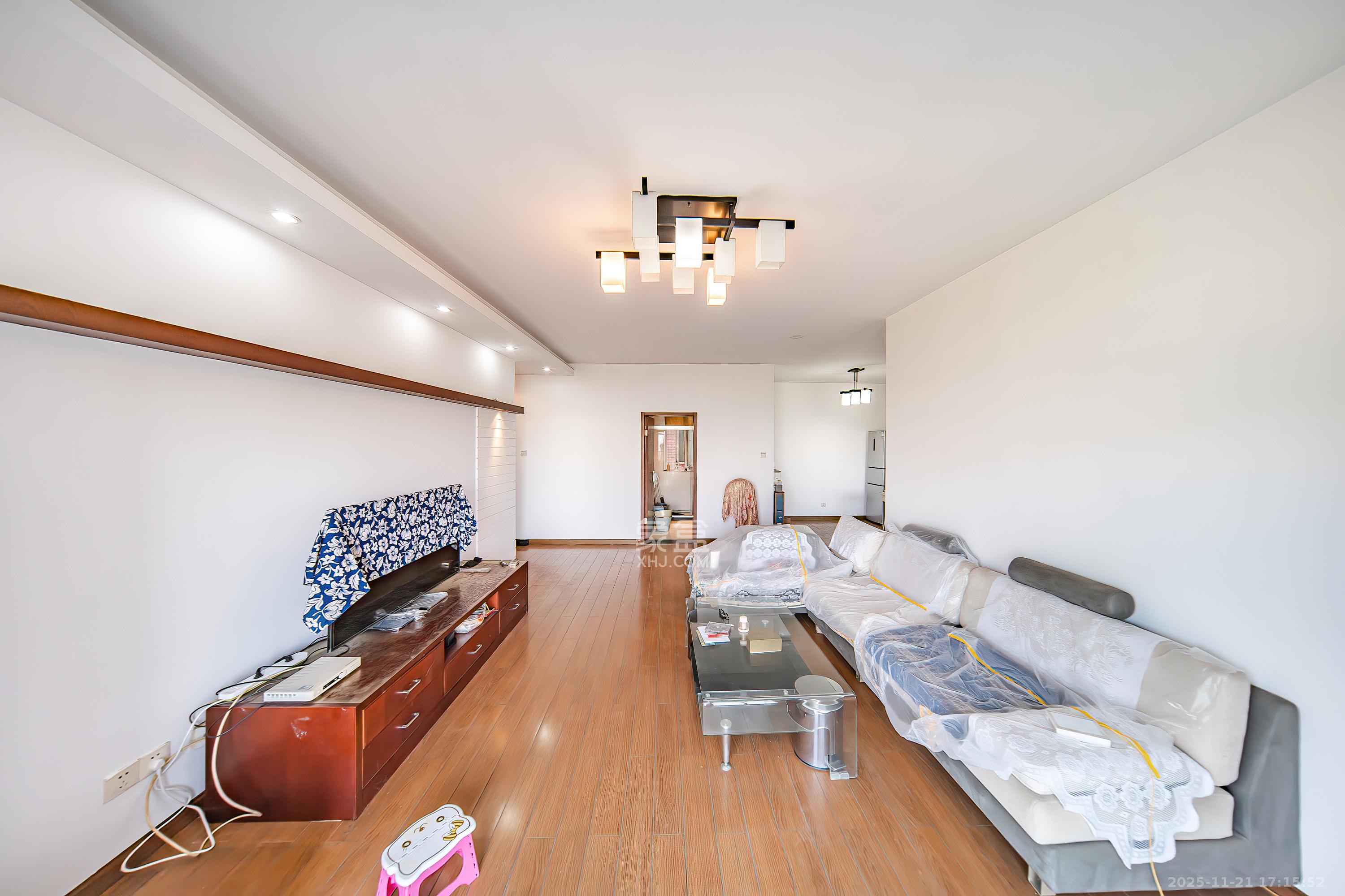 左岸春天  3室2厅2卫    98.0万客厅