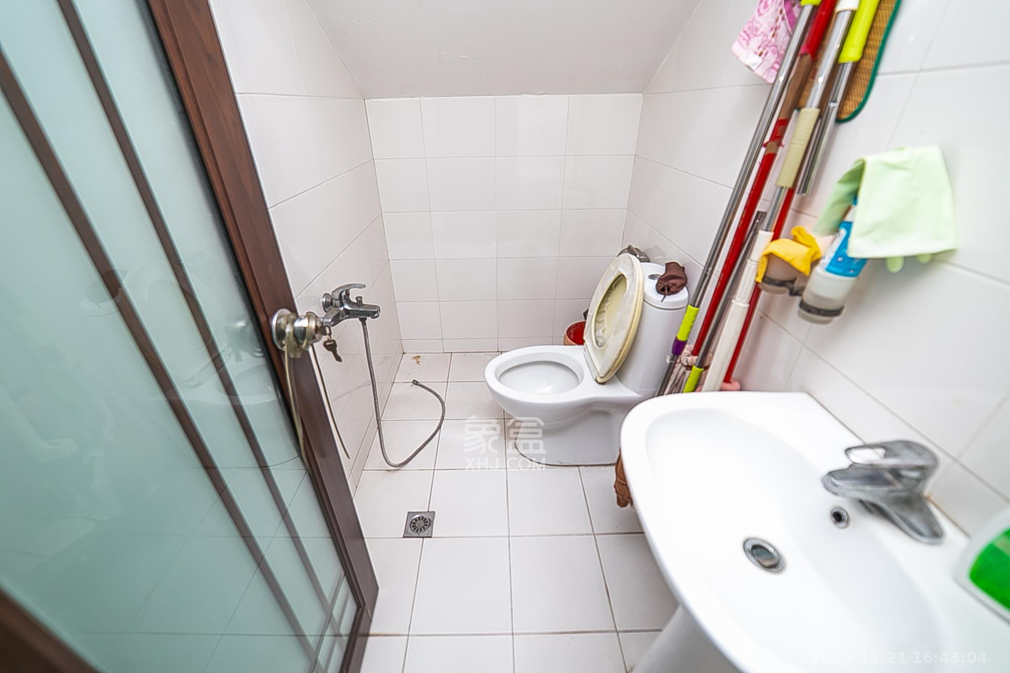 都市春天 5室2厅2卫 135.0万 都市春天 5室2厅2卫 135.0万卫生间