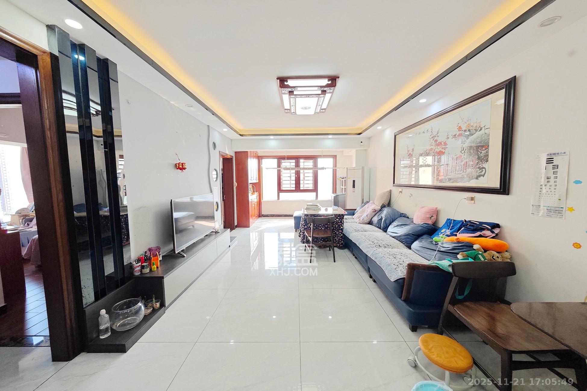 建发中央悦府 3室2厅2卫 126.0万 建发中央悦府 3室2厅2卫 126.0万客厅