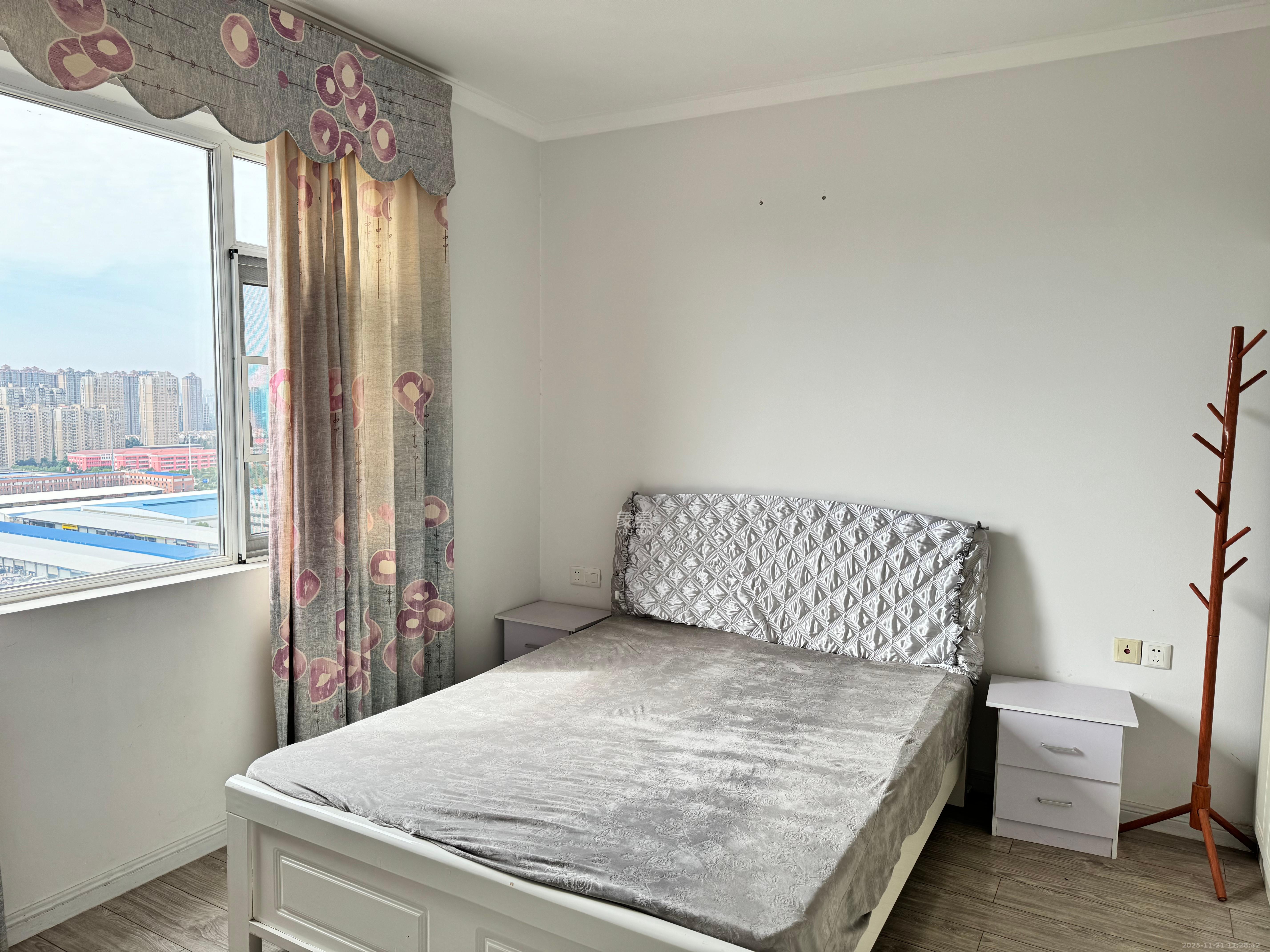 三一街区  3室2厅2卫    2000.0元/月室内图