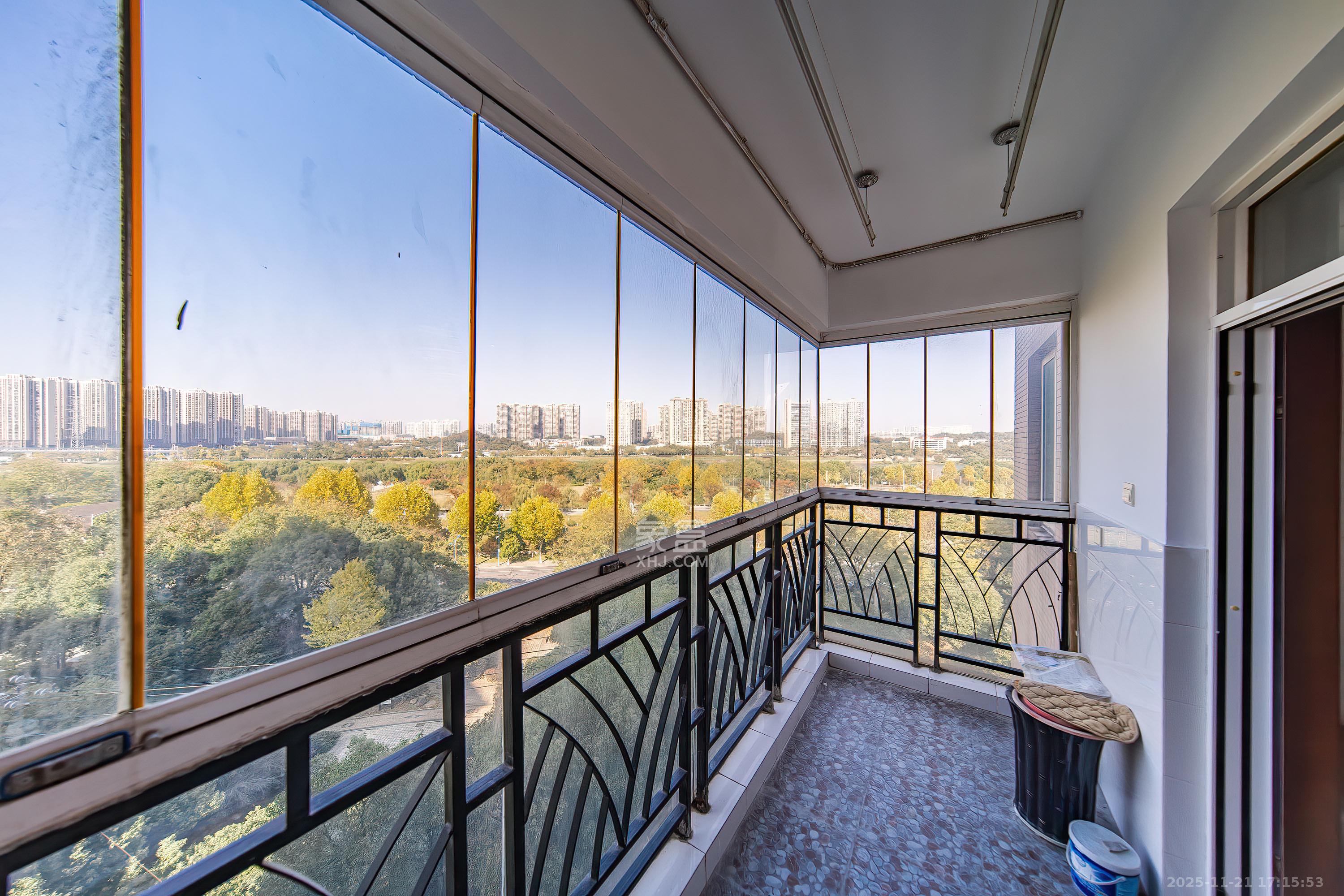 左岸春天 3室2厅2卫 98.0万 左岸春天 3室2厅2卫 98.0万阳台