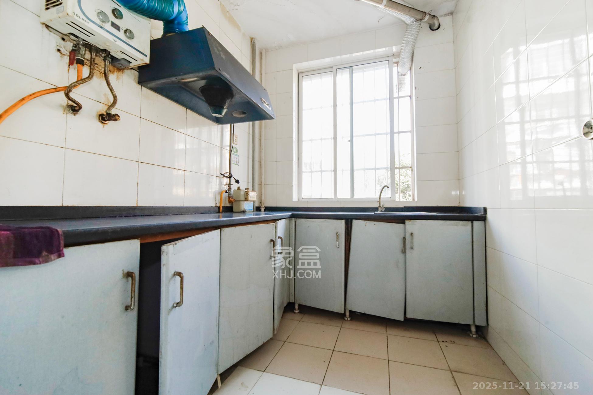 景湾小区（井湾小区）  3室2厅2卫    72.0万厨房