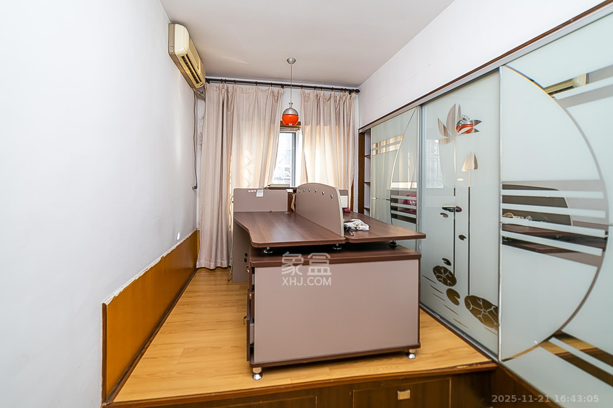 都市春天 5室2厅2卫 135.0万 都市春天 5室2厅2卫 135.0万卧室