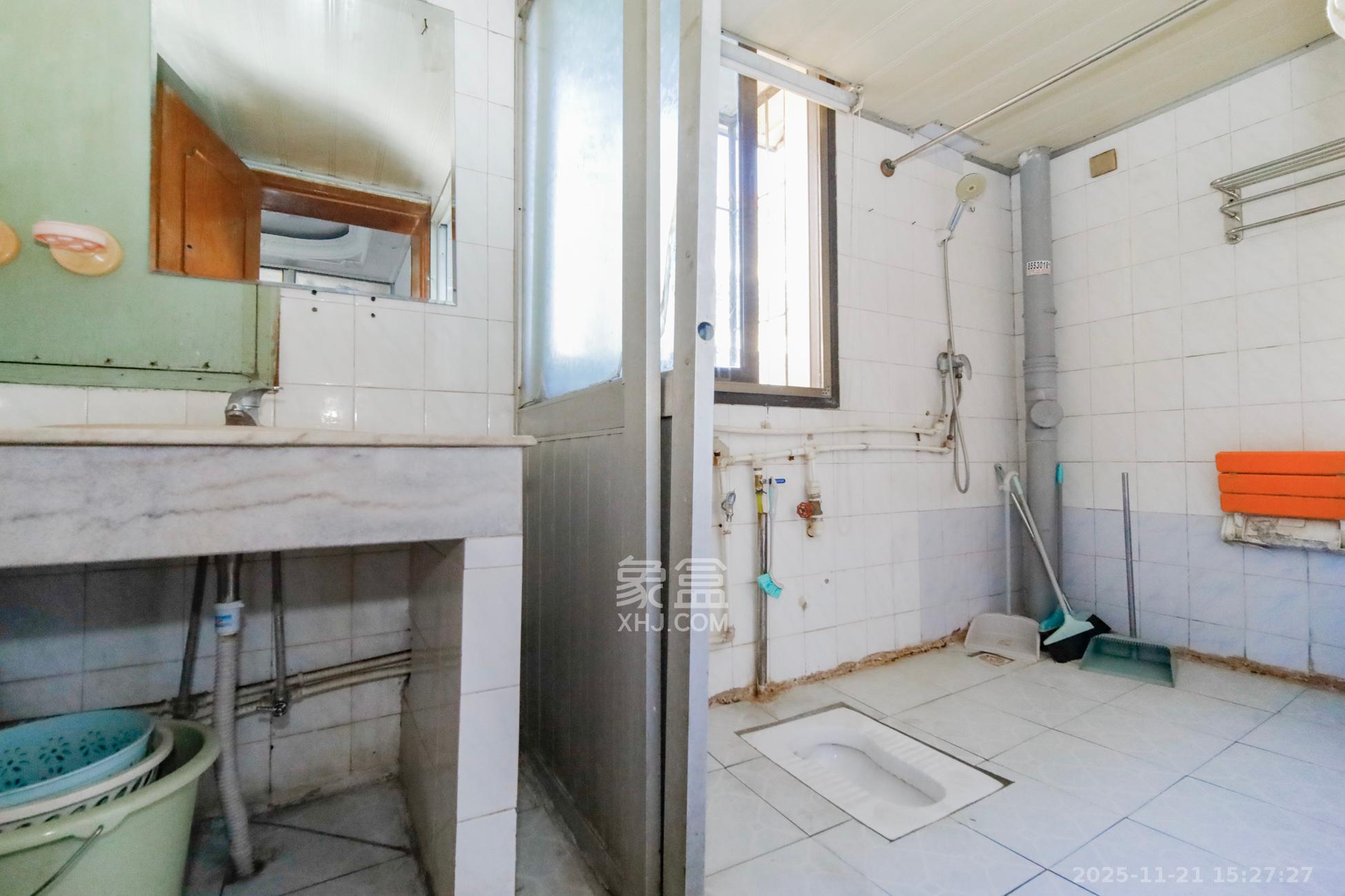 路桥宿舍  3室2厅1卫    48.0万卫生间