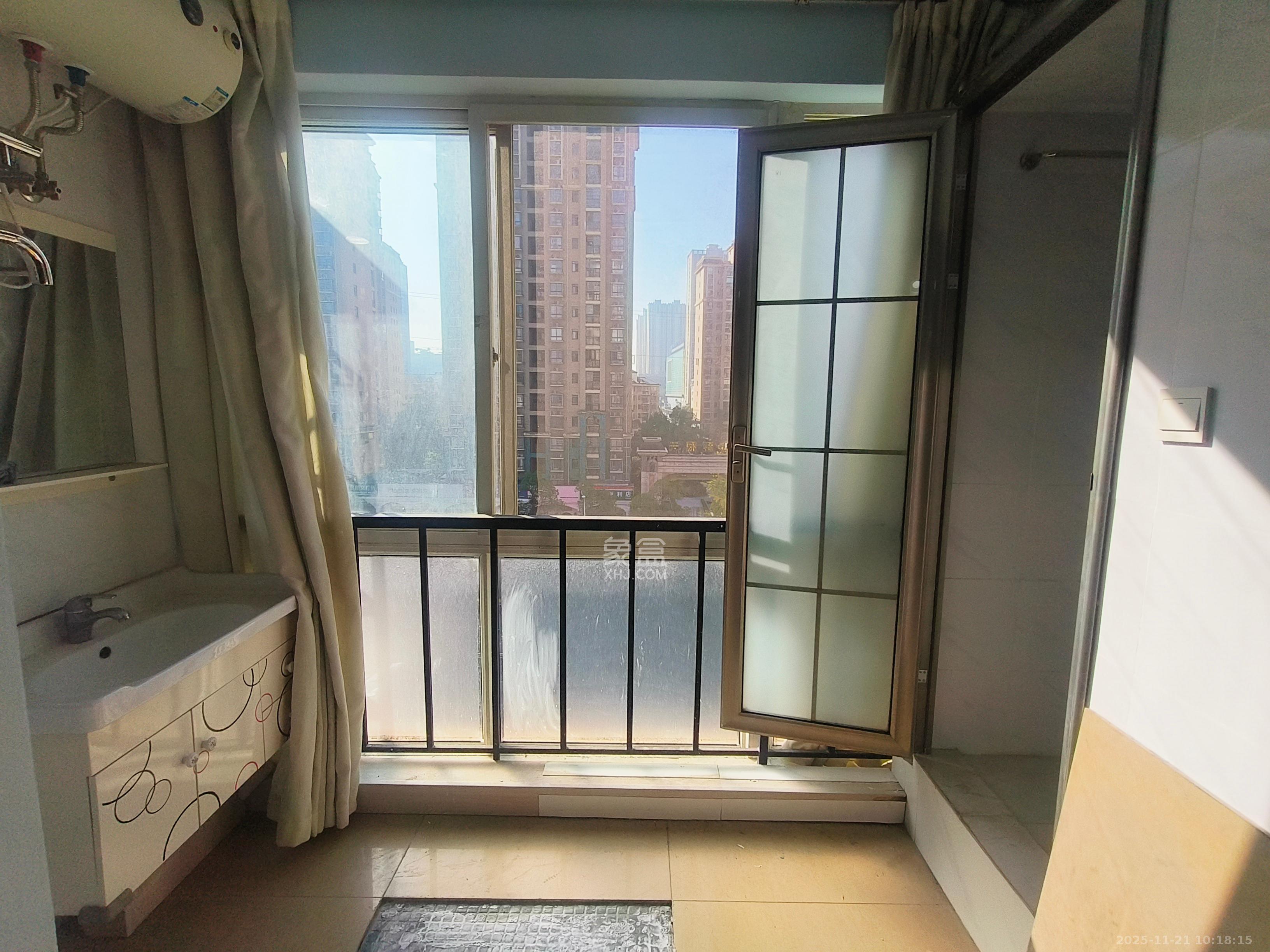 枫林美景  3室2厅2卫    2000.0元/月室内图