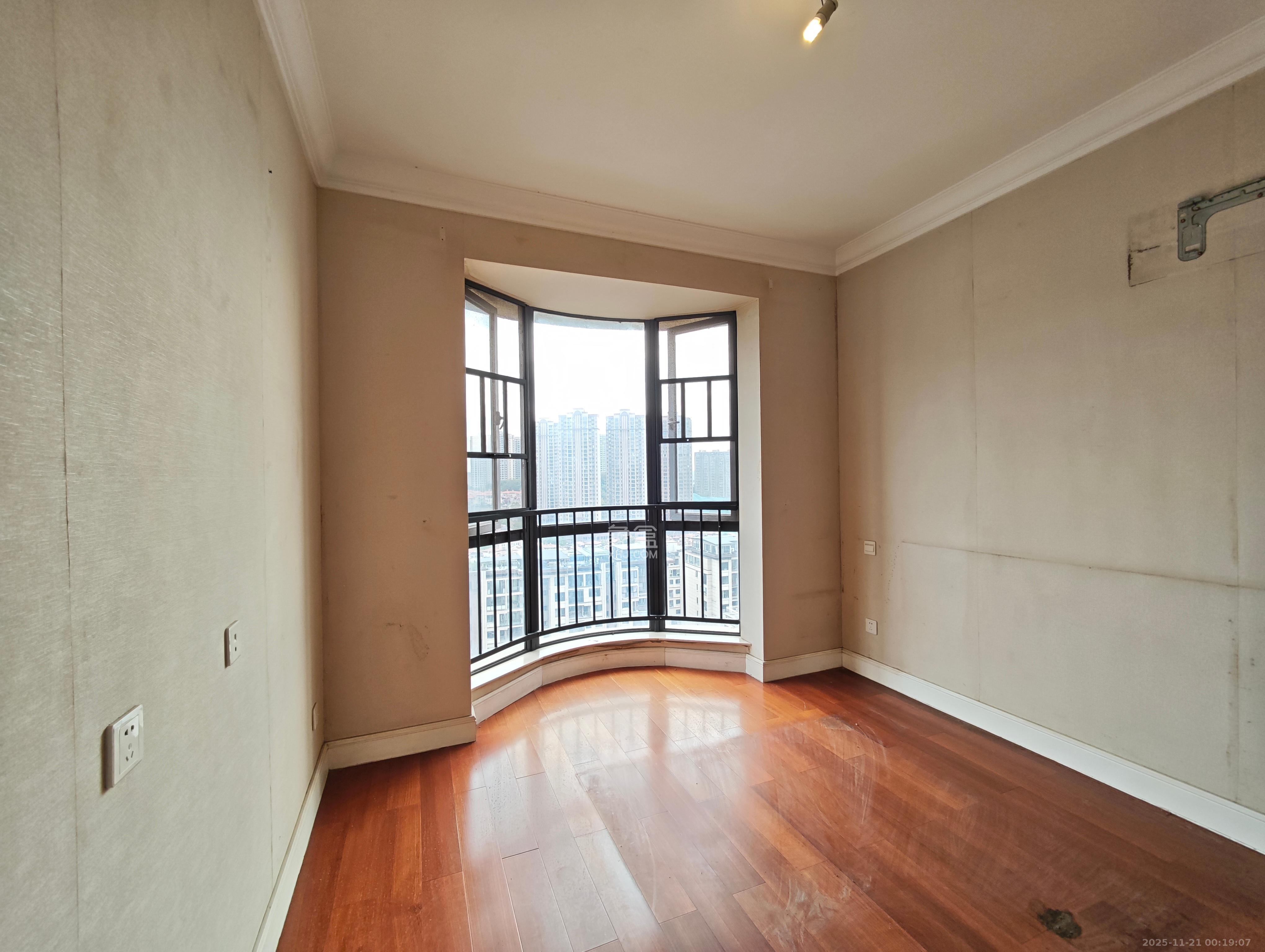 保利城(中航城国际社区、郡原美村) 3室2厅2卫 80.0万 保利城(中航城国际社区、郡原美村) 3室2厅2卫 80.0万卧室