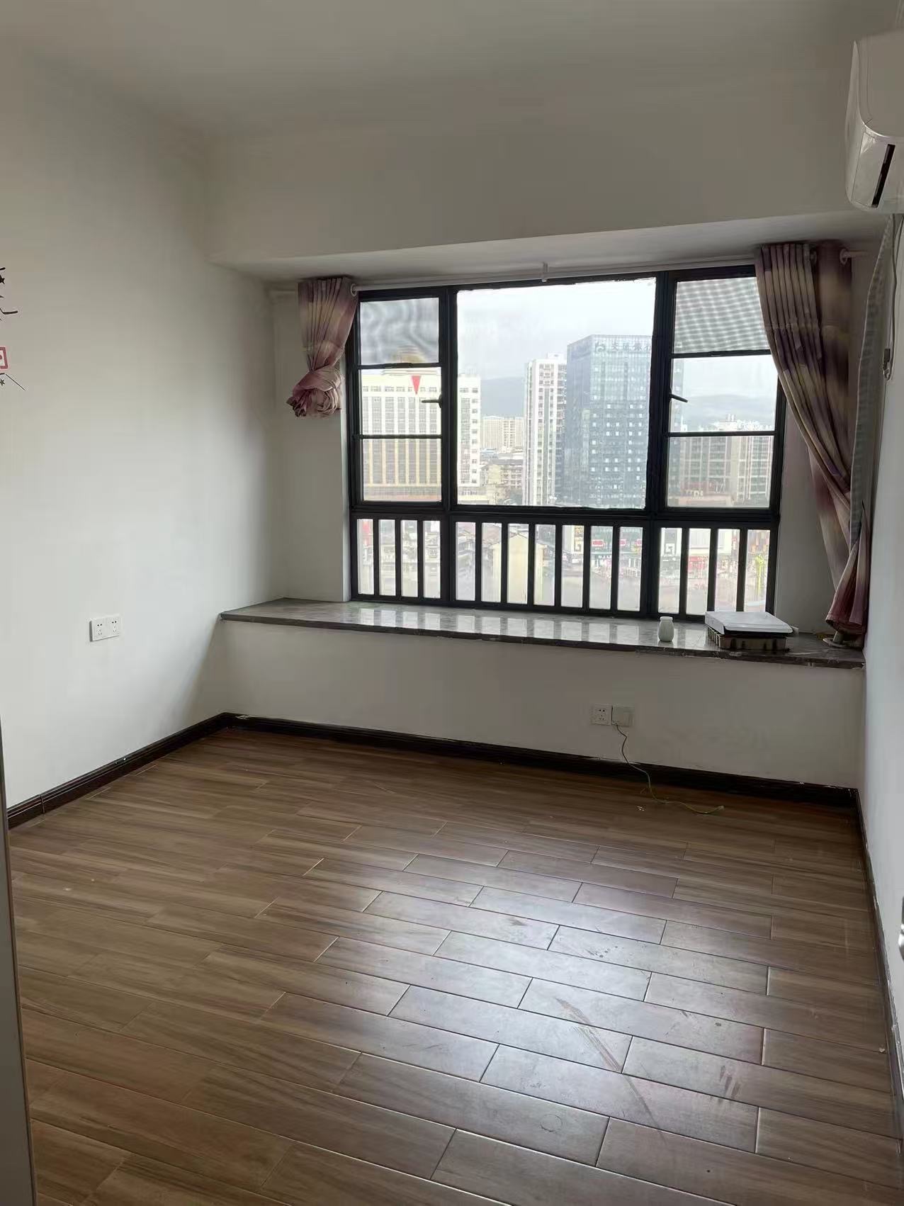 逸臣中央  2室1厅1卫    1500.0元/月室内图