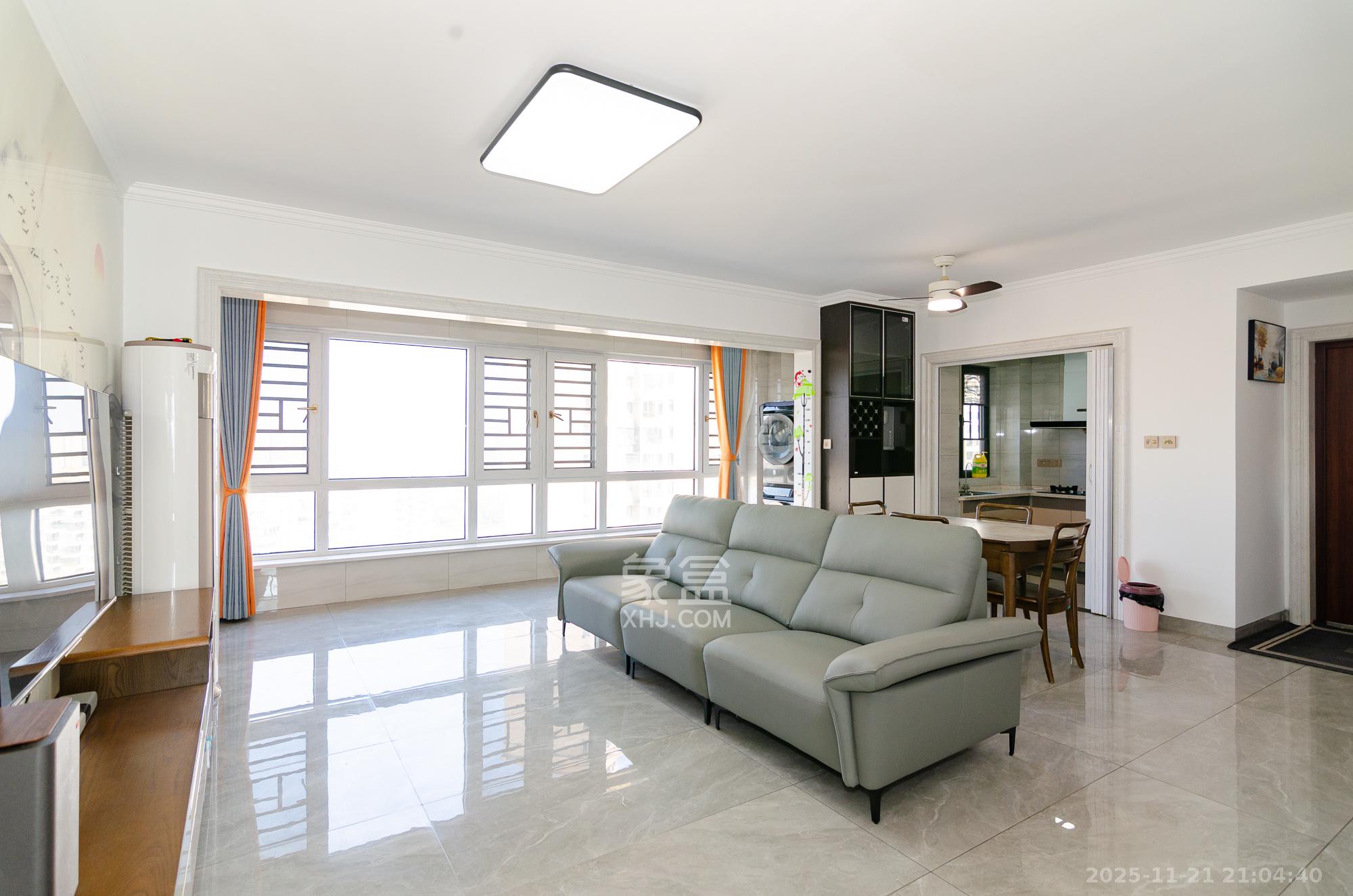 中粮鸿云  3室2厅2卫    81.8万客厅