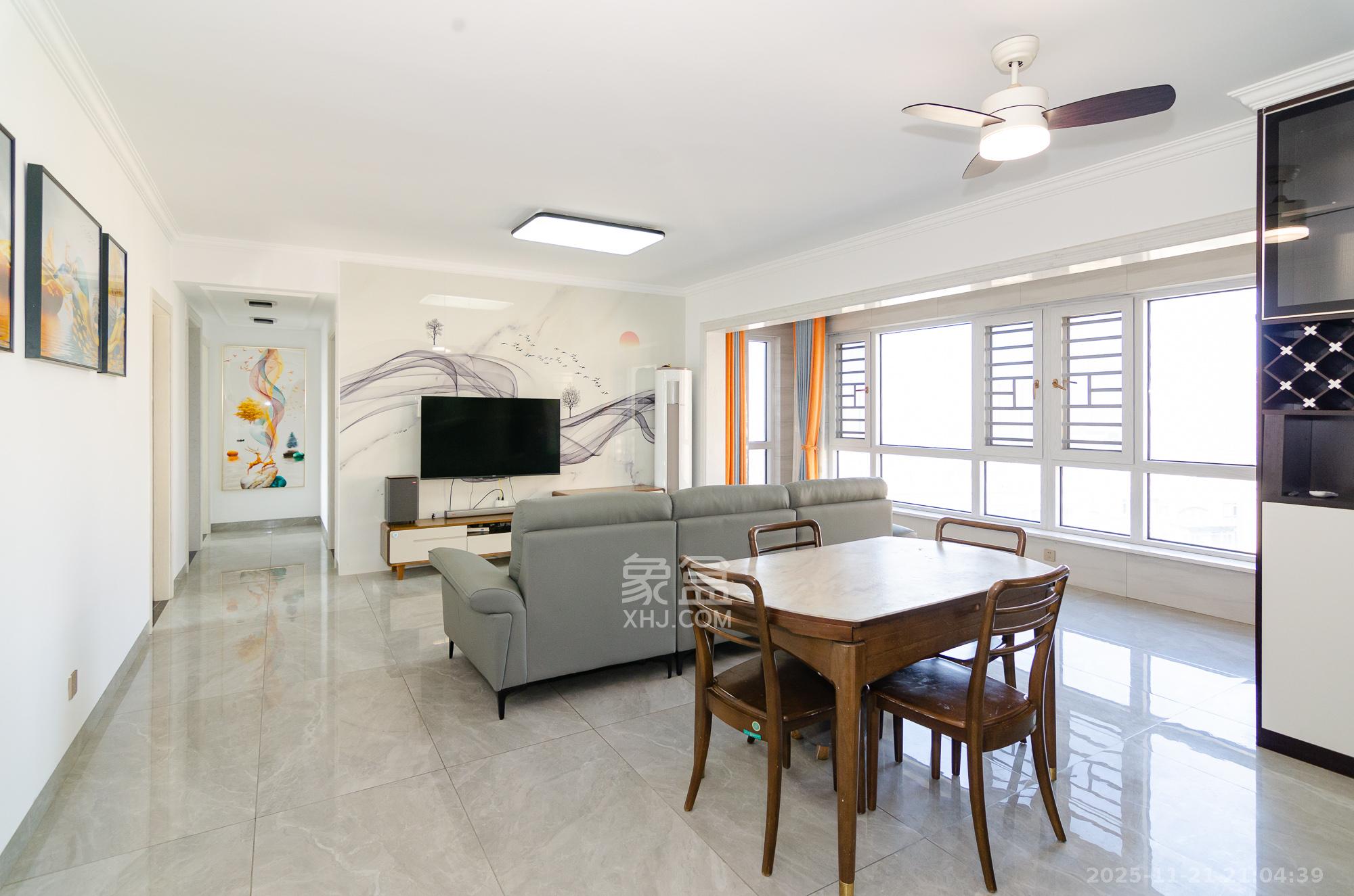 中粮鸿云  3室2厅2卫    81.8万客厅