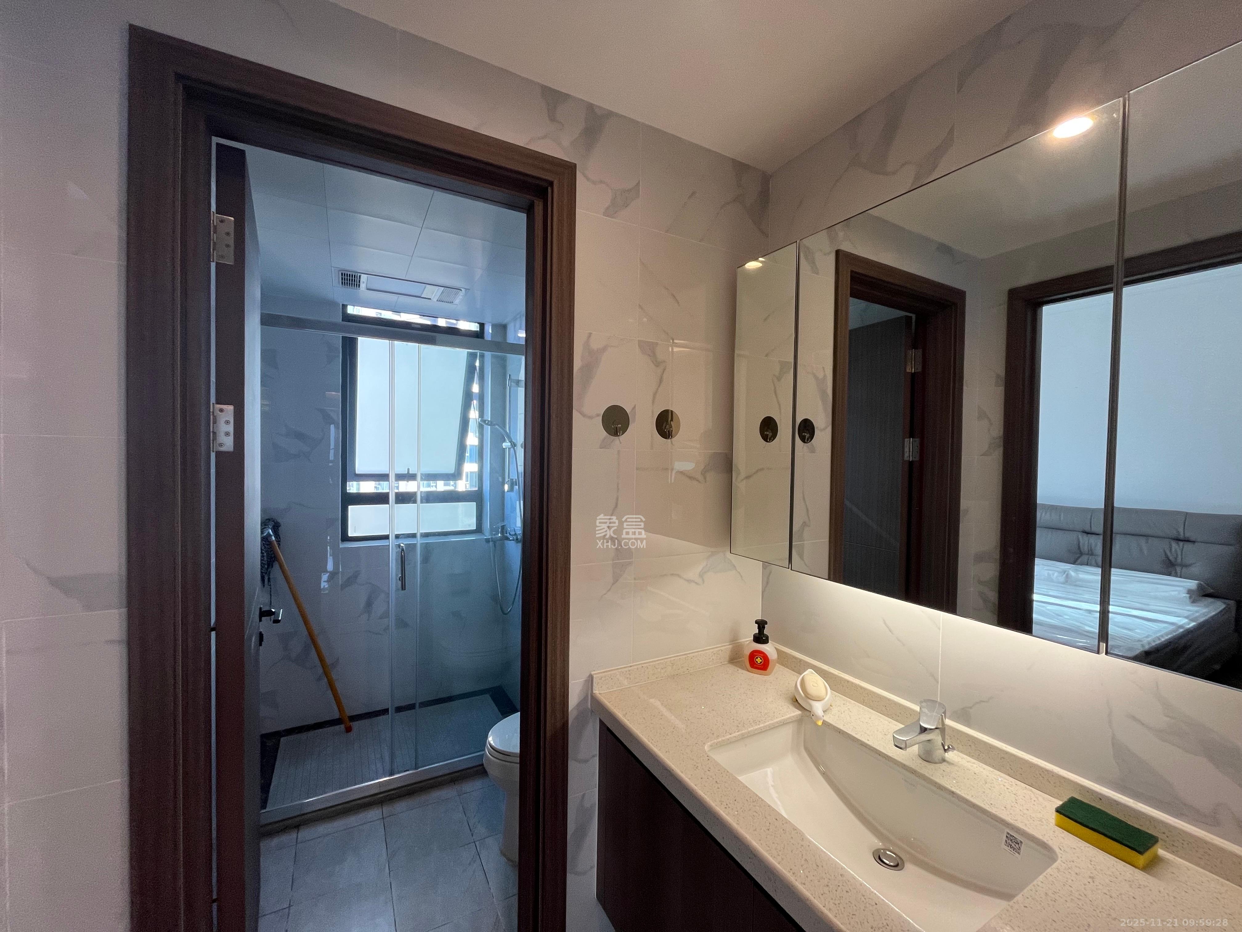 绿地V岛  4室2厅2卫    8000.0元/月室内图